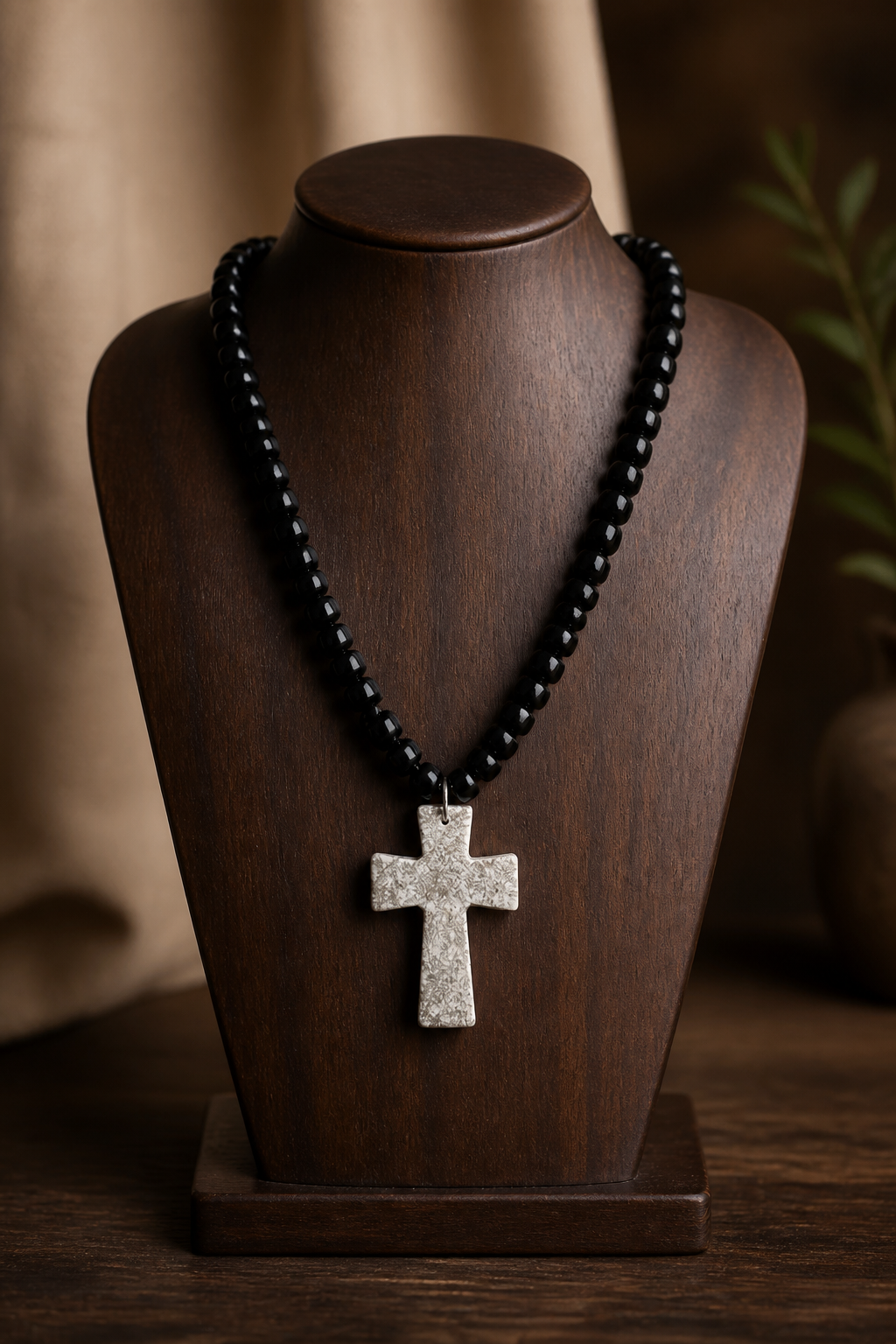 A Collar de cuentas de vidrio negro con Cruz de piedra natural