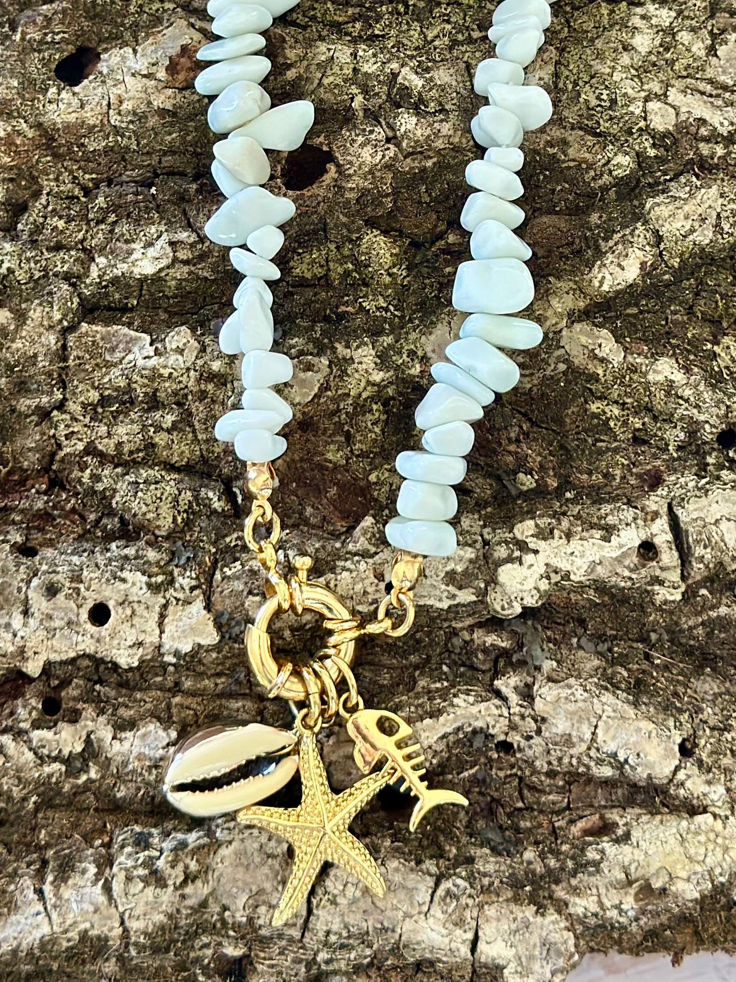 Collar de Coral Blanco con dijes marinos