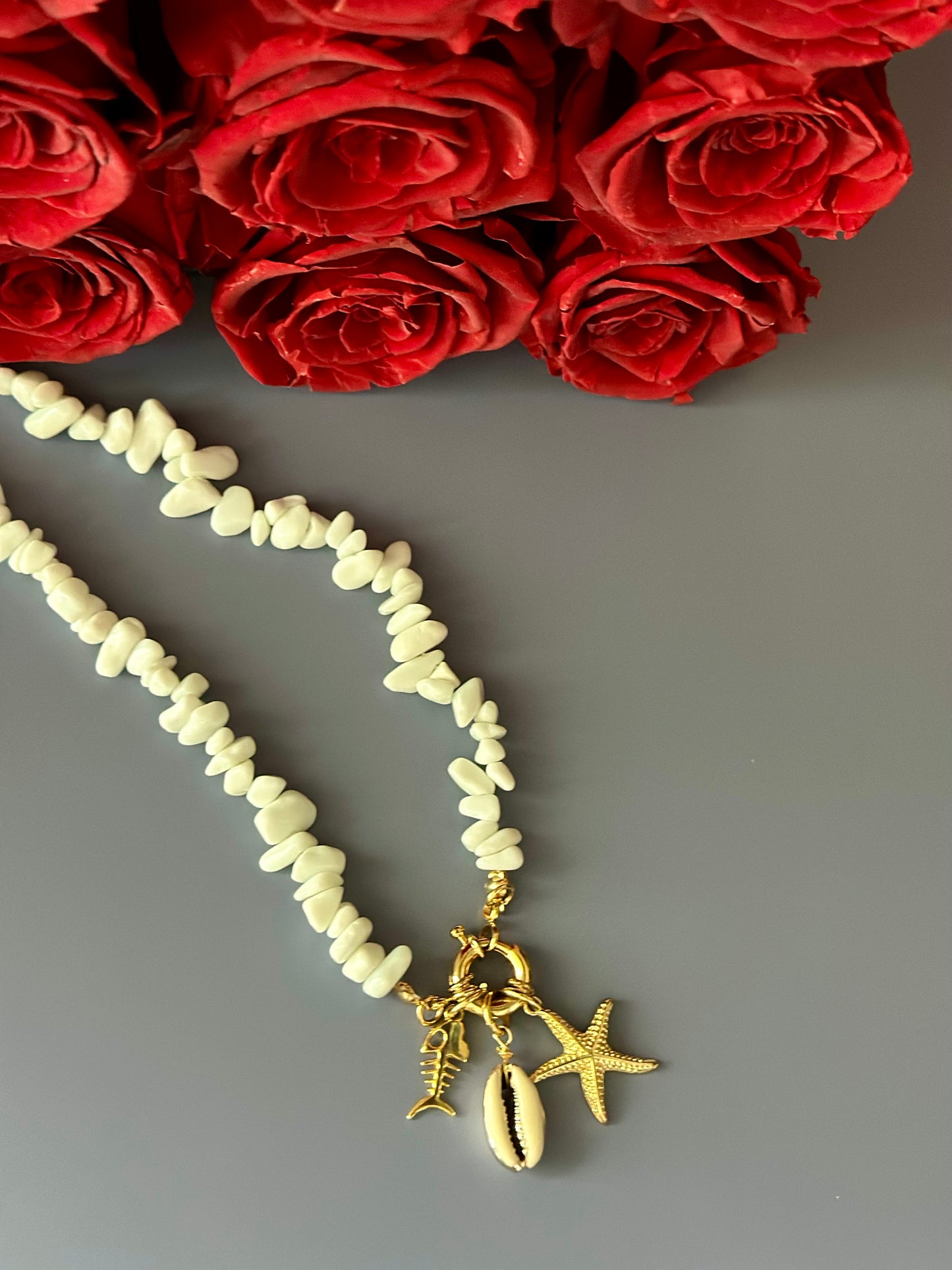 Collar de Coral Blanco con dijes marinos