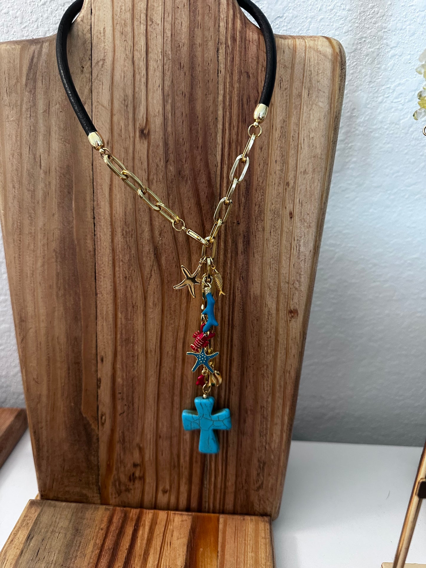 A Collar de Cuero y Cadena con dijes hermosos y Cruz Turquesa