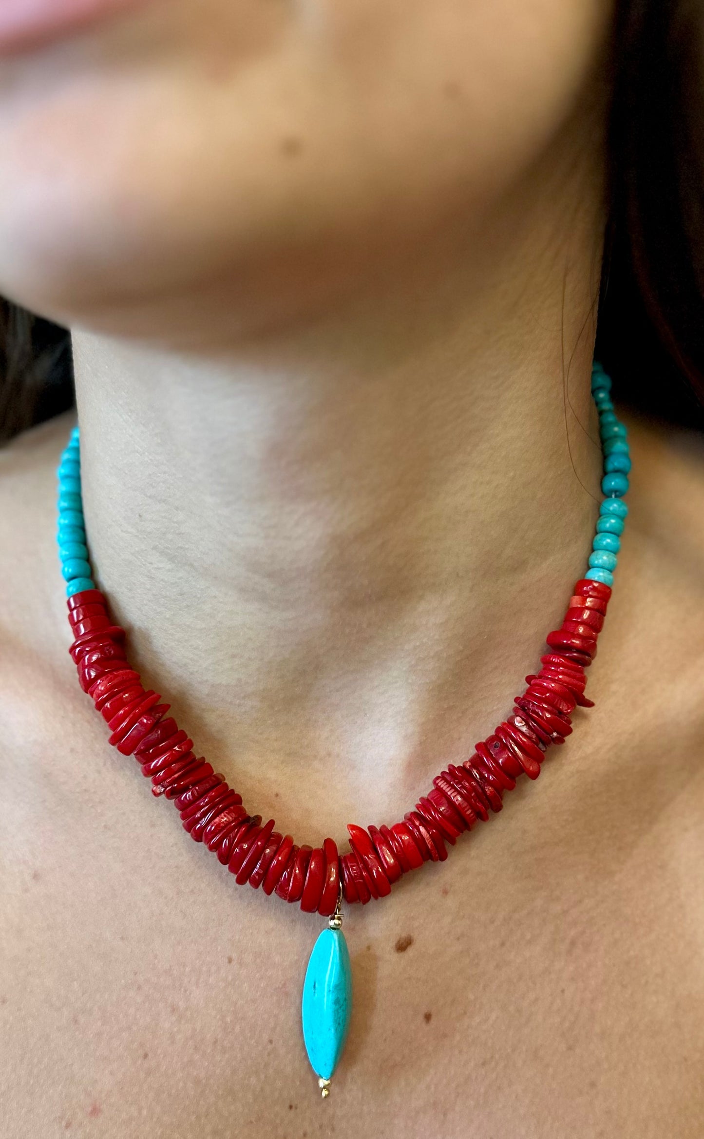 A- Collar en coral y turquesa