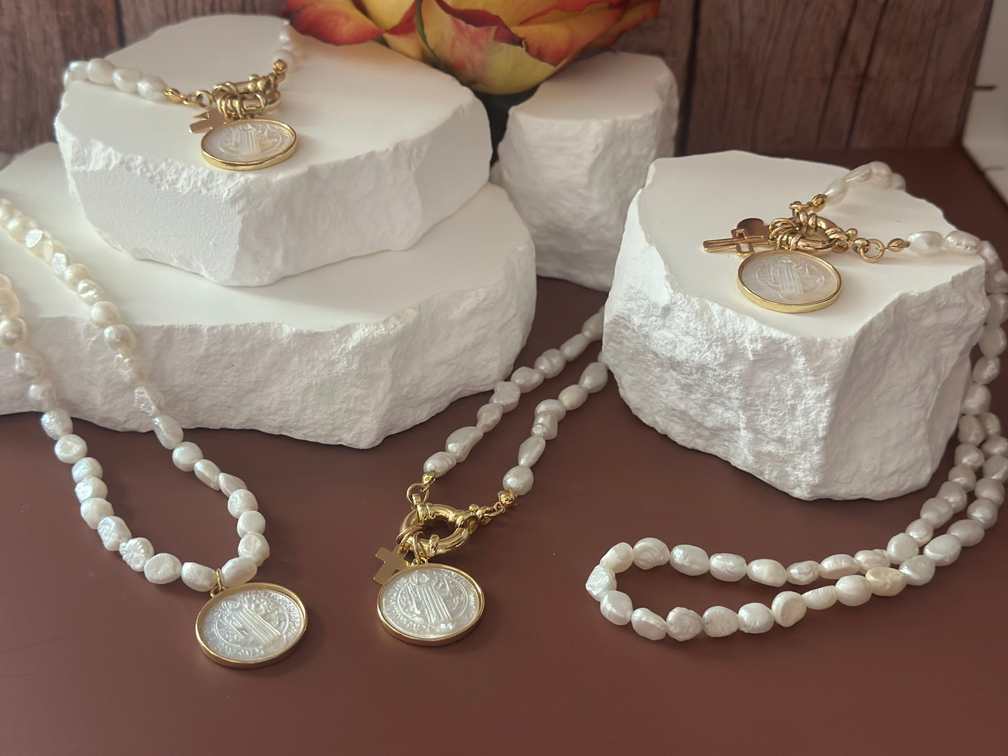 A Collar de perlas naturales y medalla de San Benito en nacar
