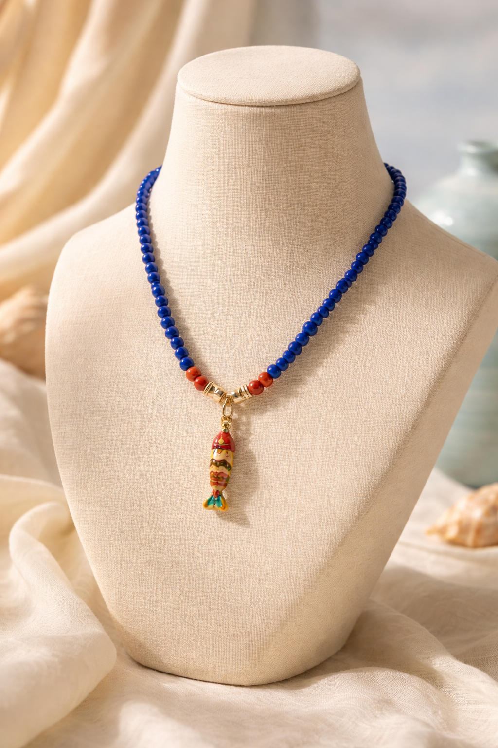 A Collar de Cuentas de Vidrio azul rey con dije de Pez