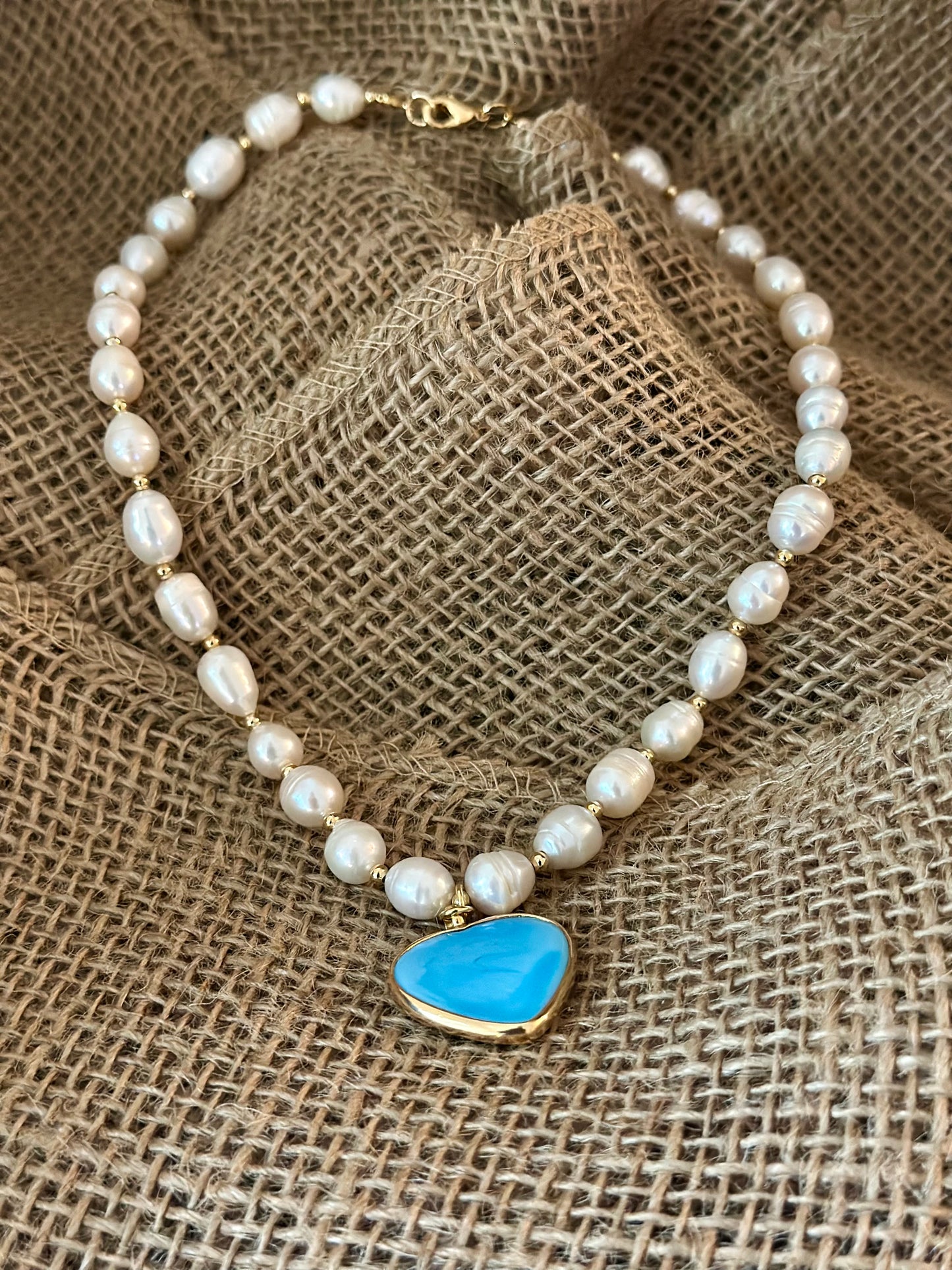 A Collar de Perlas naturales con dijes de Corazón 🩵🖤