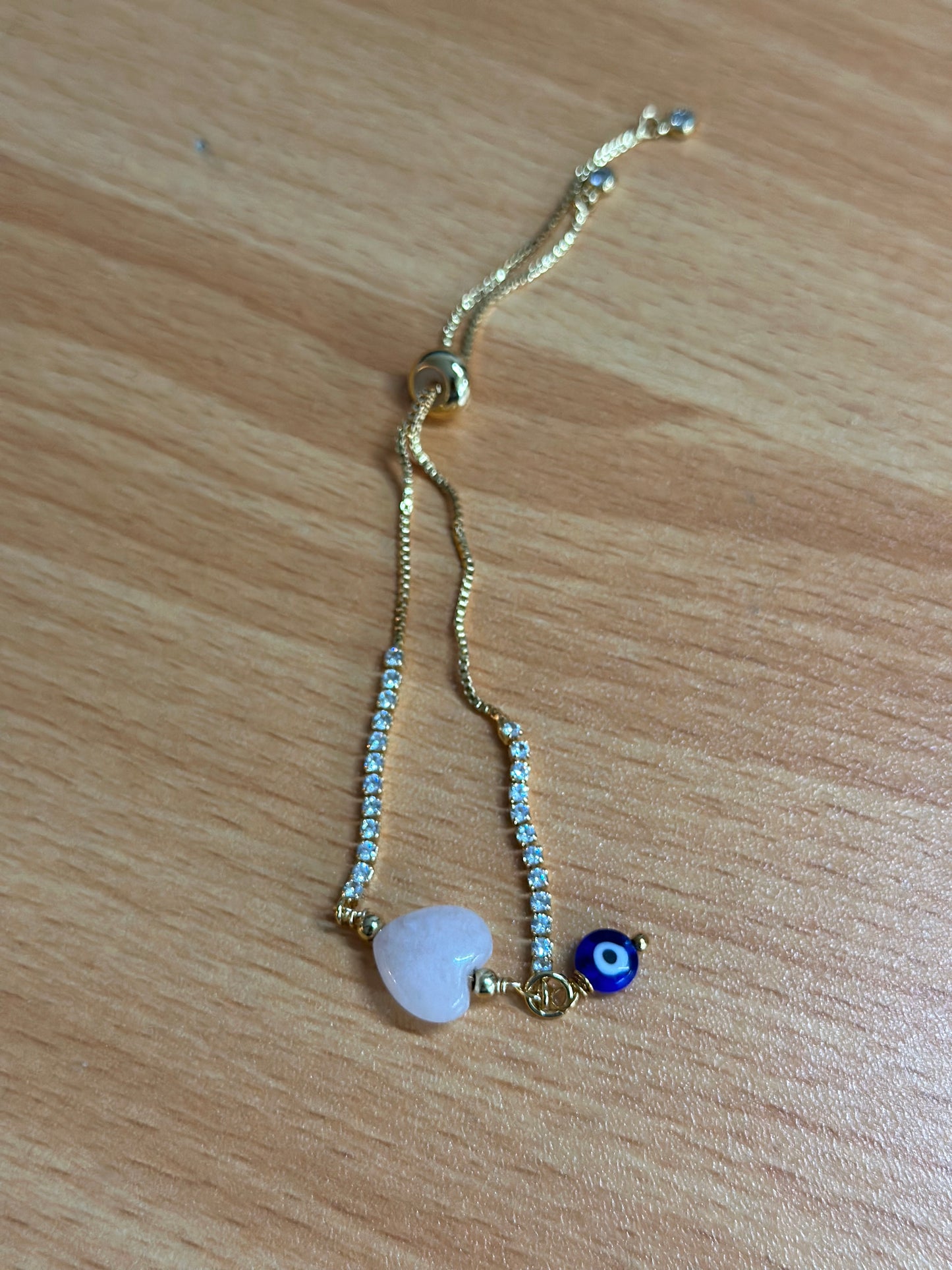 Pulsera de cadena con dije de ojo turco y corazón rosado