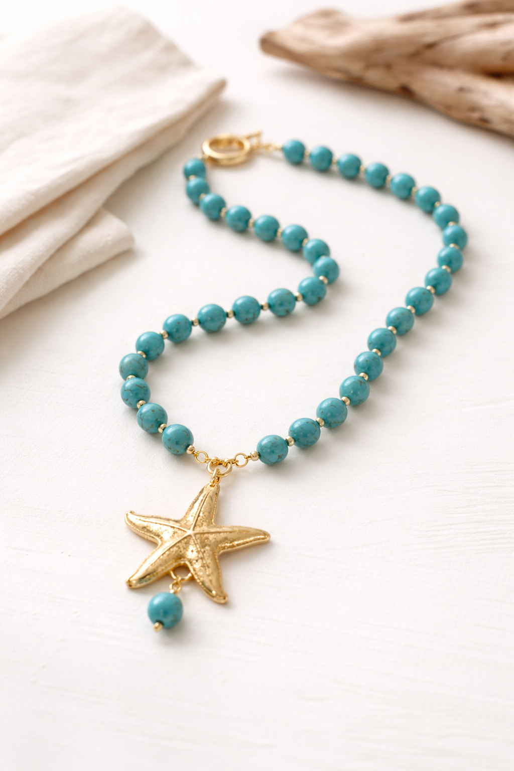 A Collar de piedras Turquesa y dije de Estrella con baño de oro 18k