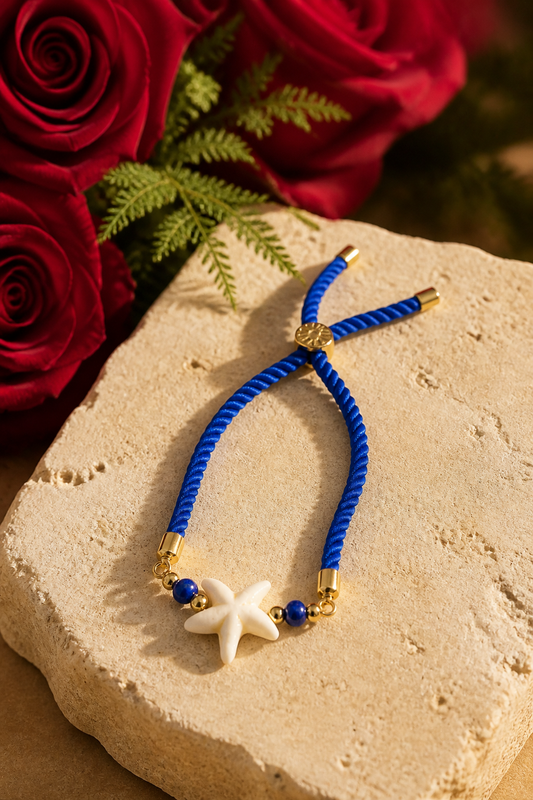 Pulseras en cordón azul con diferentes dijes