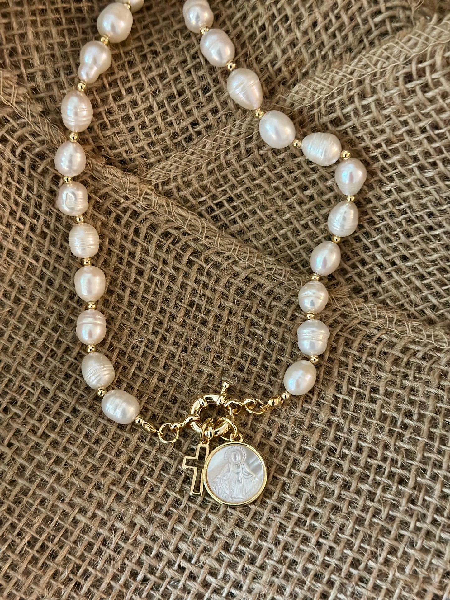 A- Collar de Perlas naturales con medalla de la Virgen de la Milagrosa