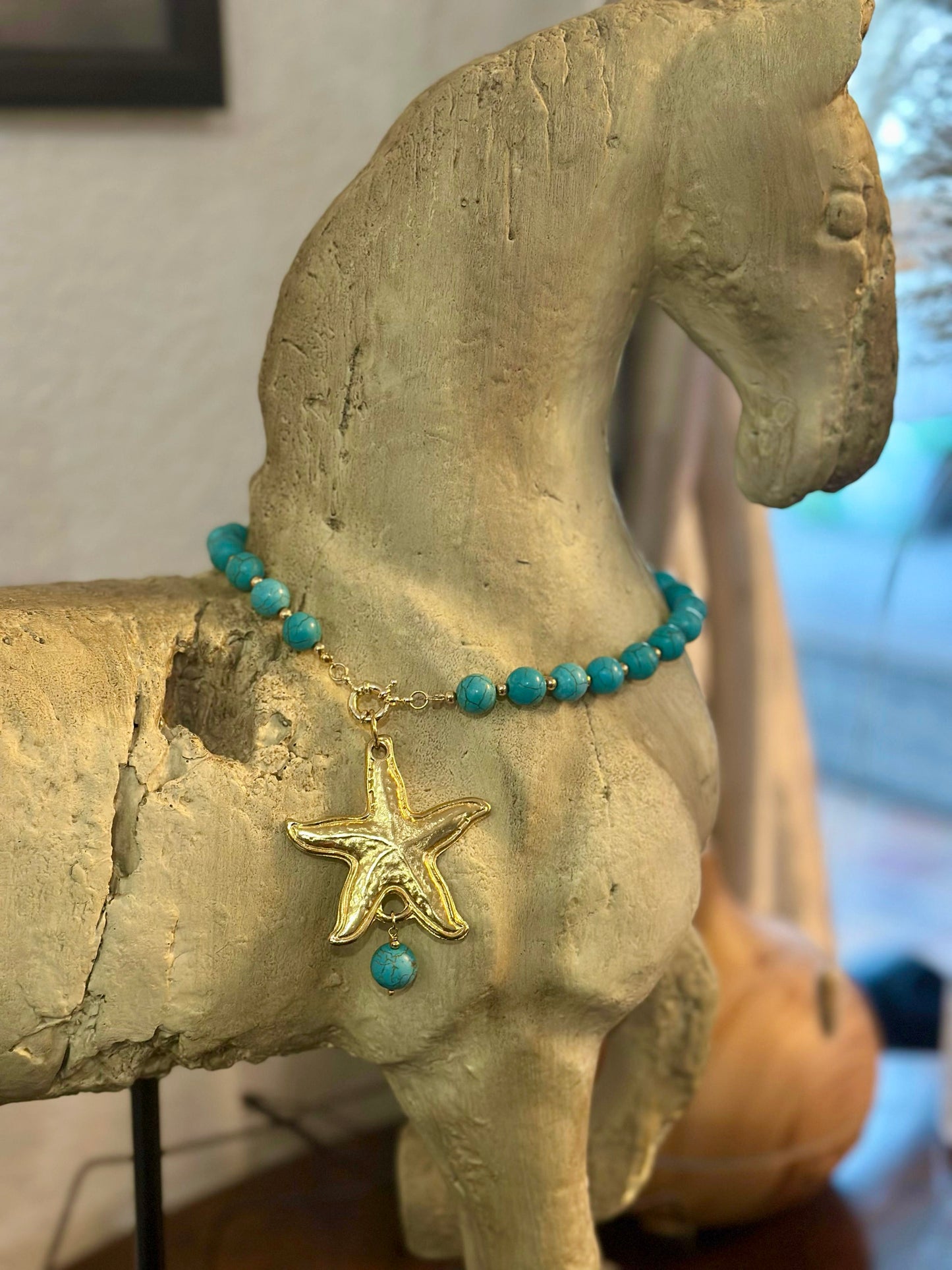 A Collar de piedras Turquesa y dije de Estrella con baño de oro 18k