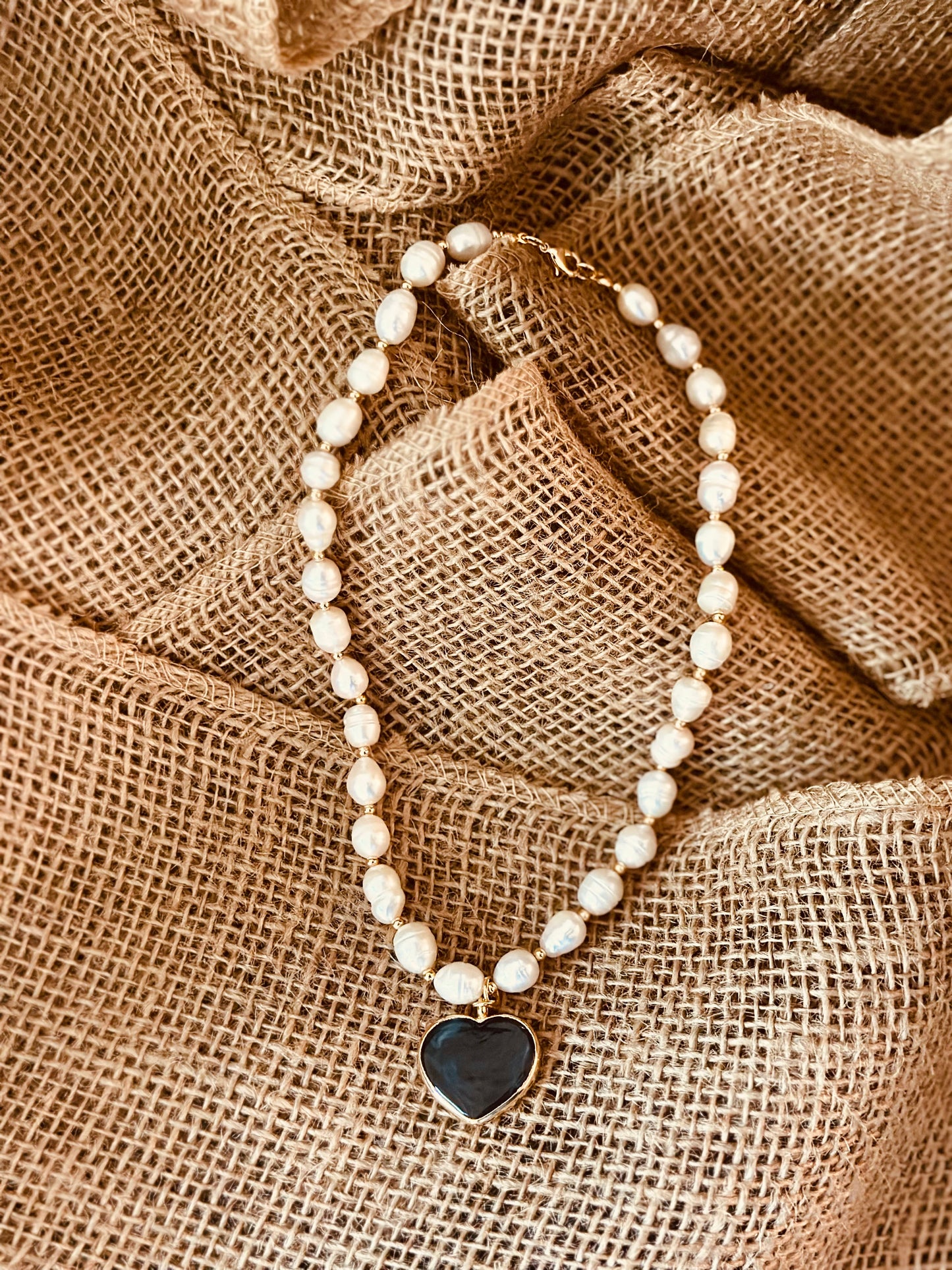 A Collar de Perlas naturales con dijes de Corazón 🩵🖤