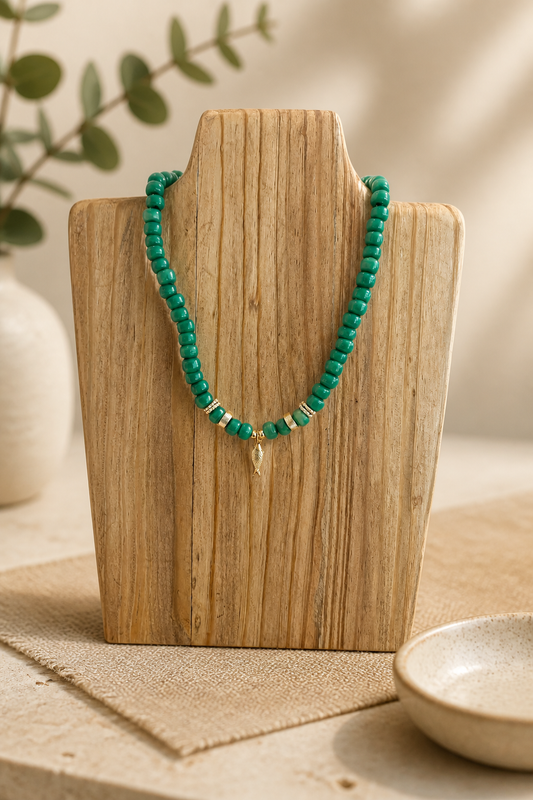 A Collar de cuentas de vidrio verde y dije de Pez