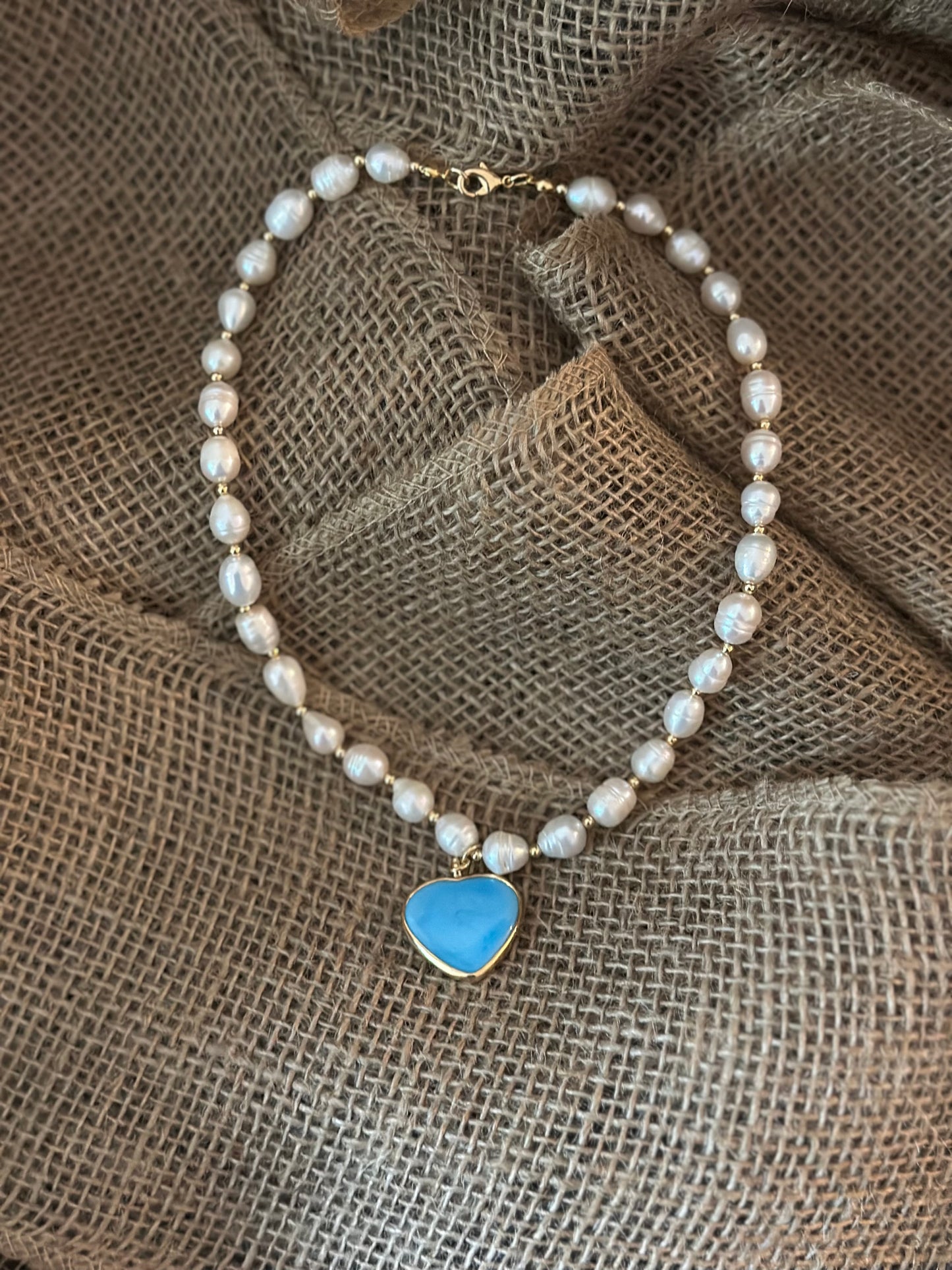 A Collar de Perlas naturales con dijes de Corazón 🩵🖤