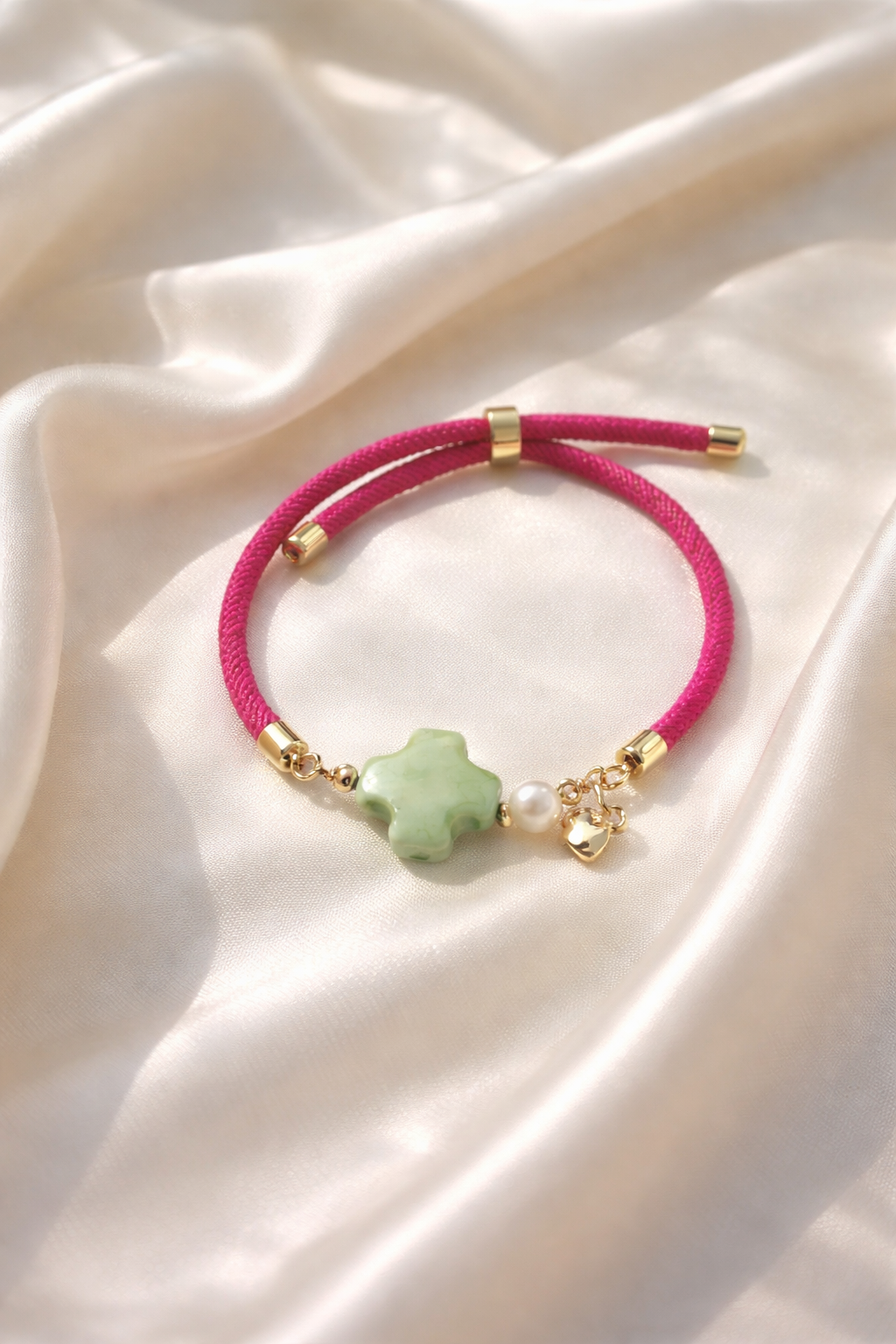 A Pulsera de cordón con dije de piedra natural