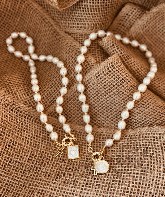 A Collar de Perlas naturales con medalla del Sagrado Corazón