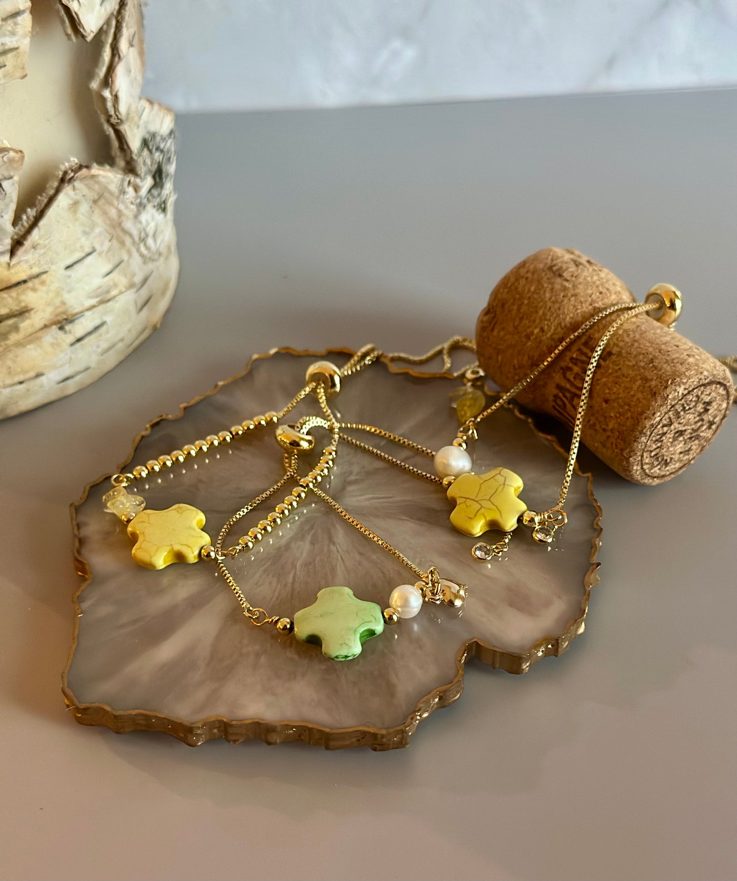 Pulseras en cadena con dijes de Cruz