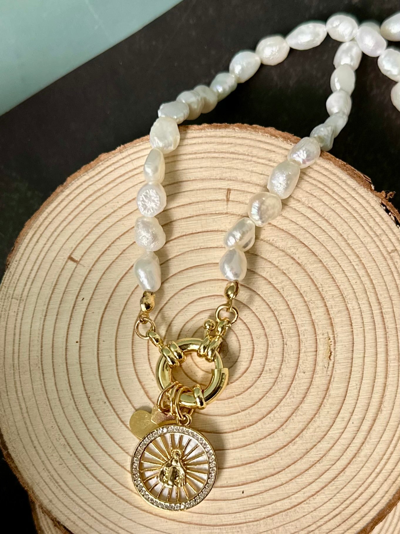 X- Collar de Perlas con dije Virgen Milagrosa