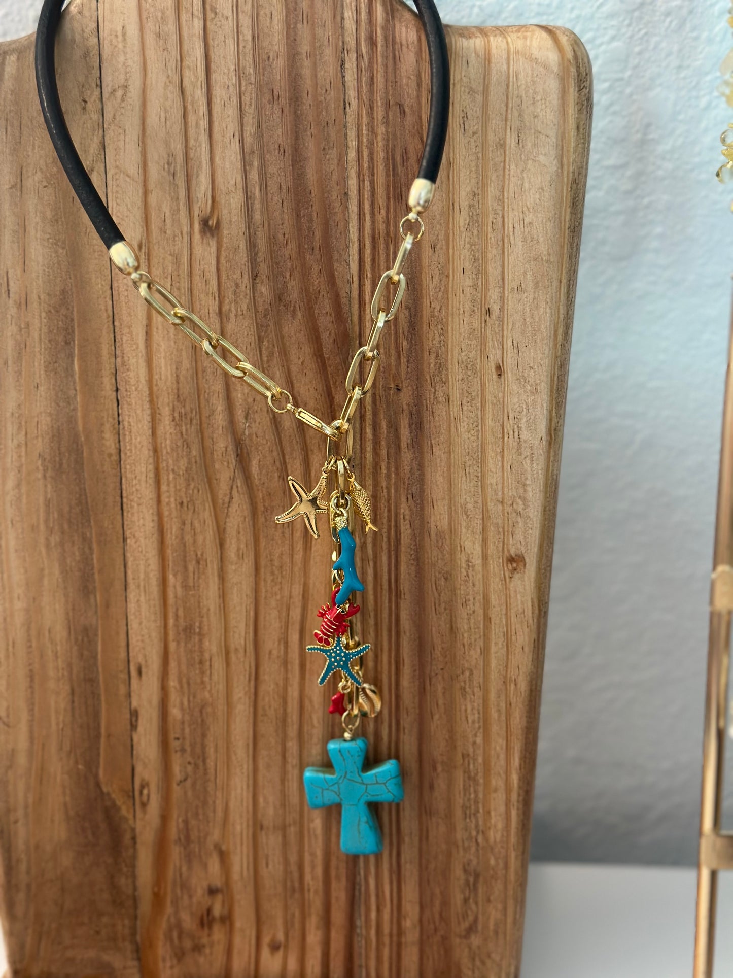 A Collar de Cuero y Cadena con dijes hermosos y Cruz Turquesa