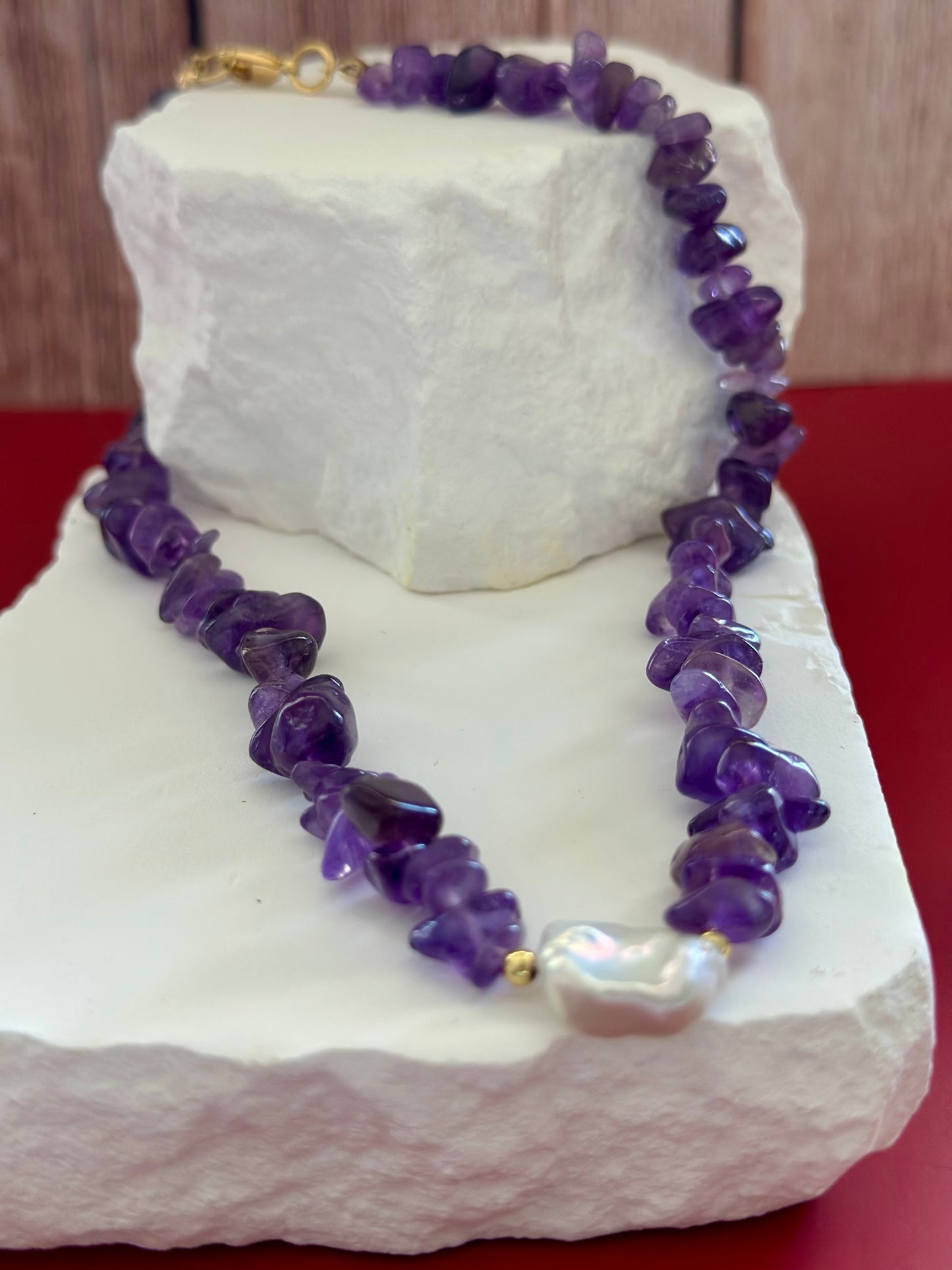 A- Collar en piedra Amatista con Perla natural