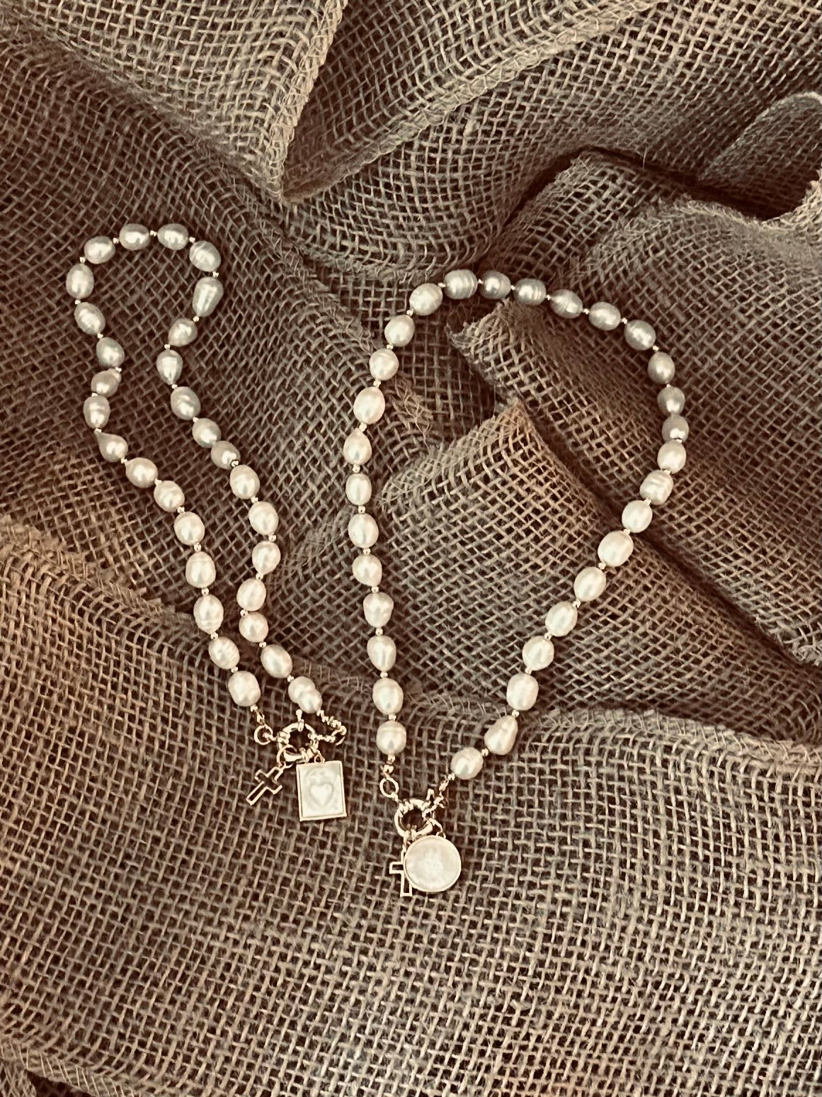 A Collar de Perlas naturales con medalla del Sagrado Corazón