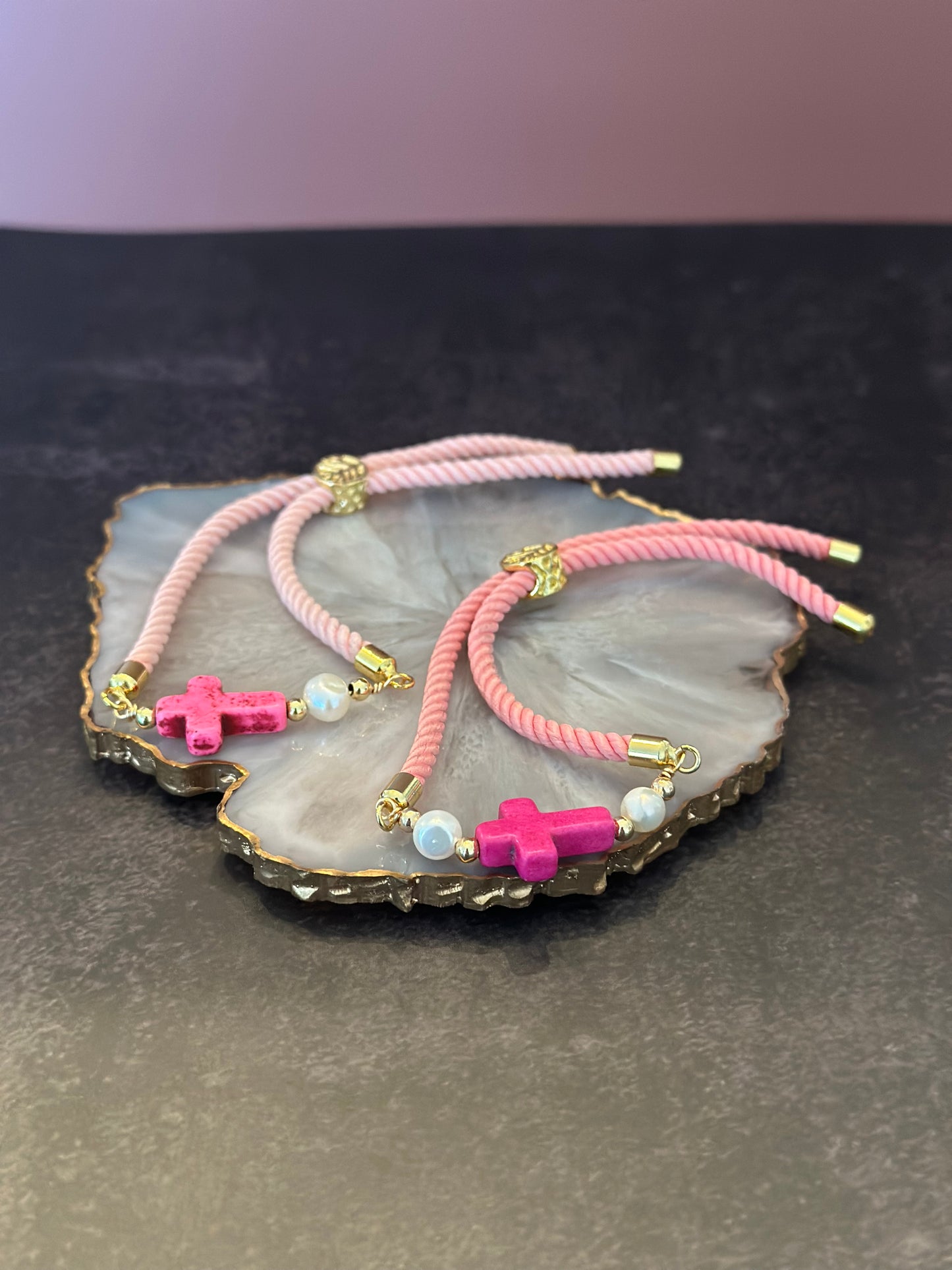 B- Pulseras de Cordón rosado con cruz