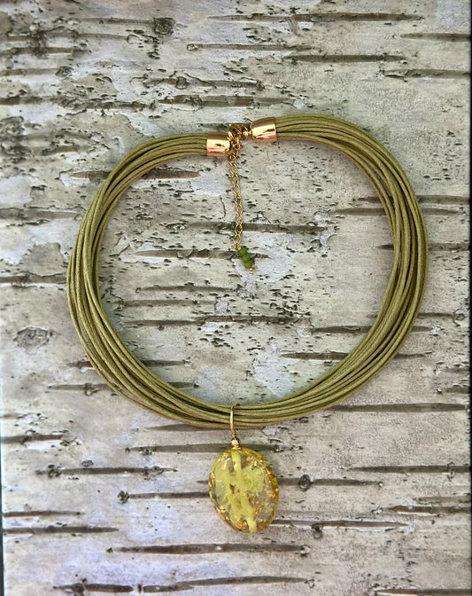 A- Collar mecatillo verde