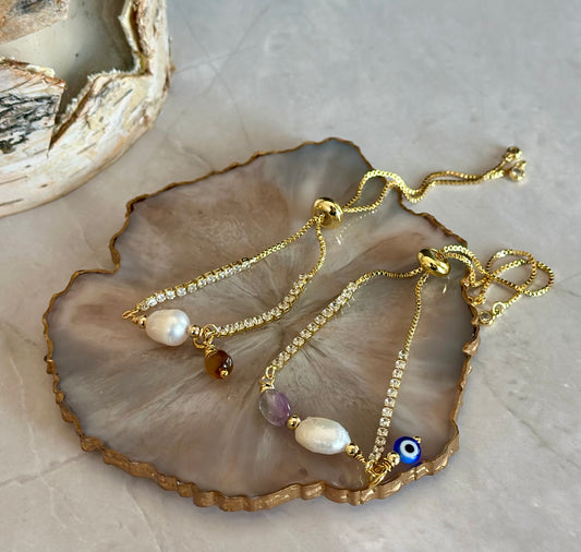 Pulseras en cadenas con dijes de Perlas y piedras