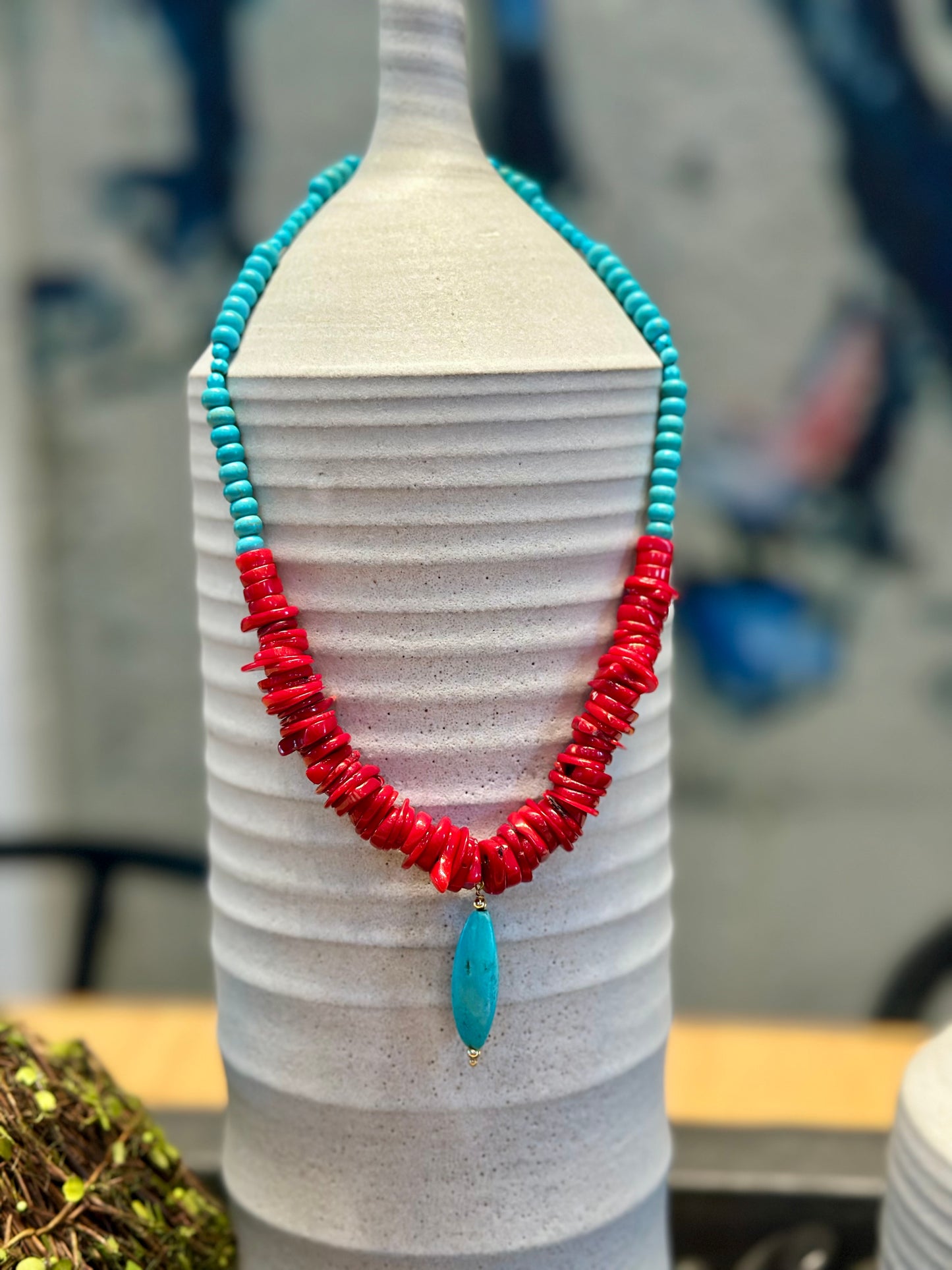 A Collar en coral y turquesa