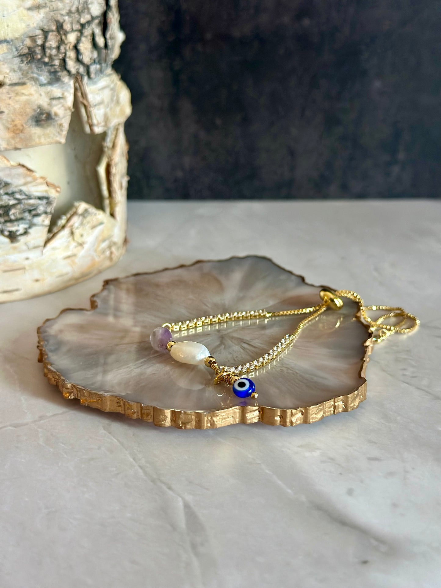 Pulseras en cadenas con dijes de Perlas y piedras