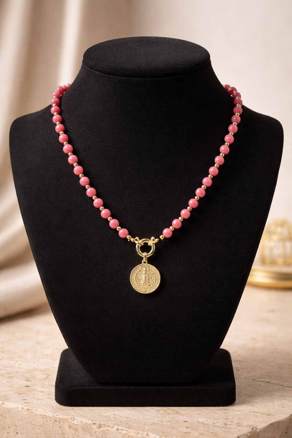 Collar con piedras Ágatas y medalla de San Benito