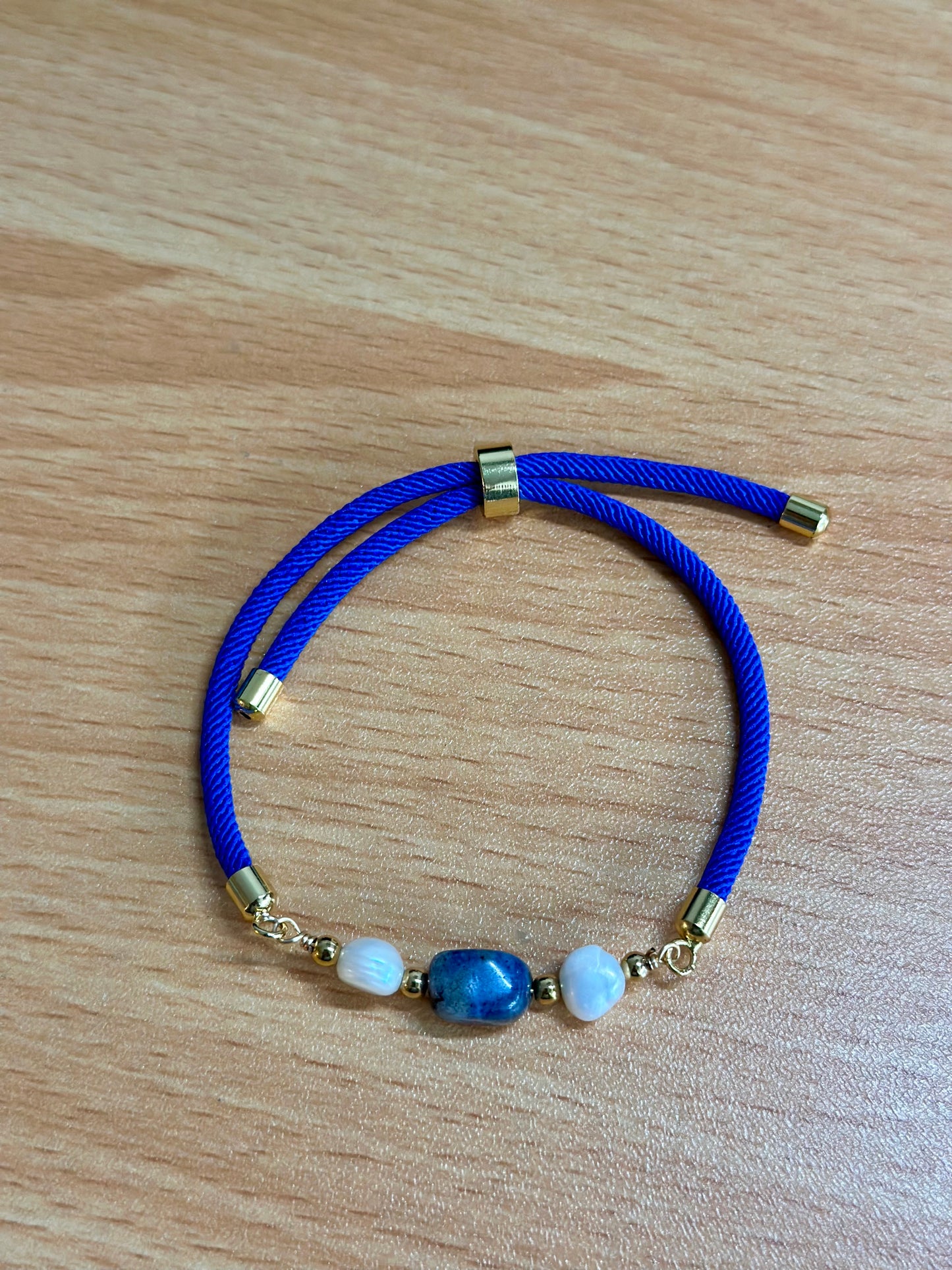 Pulsera de cordón azul con Perlas naturales y Lapislázuli