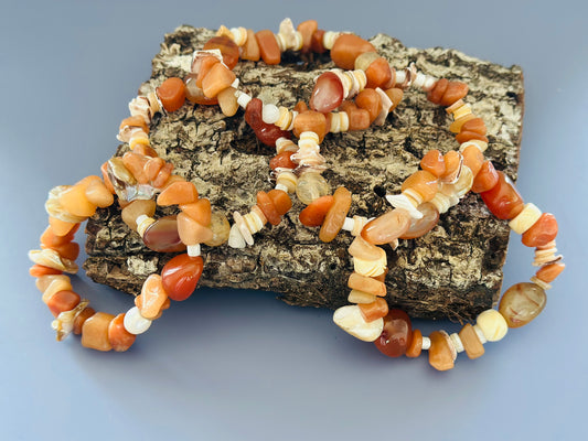 A- Pulseras de piedras Ámbar, coral y conchas marinas