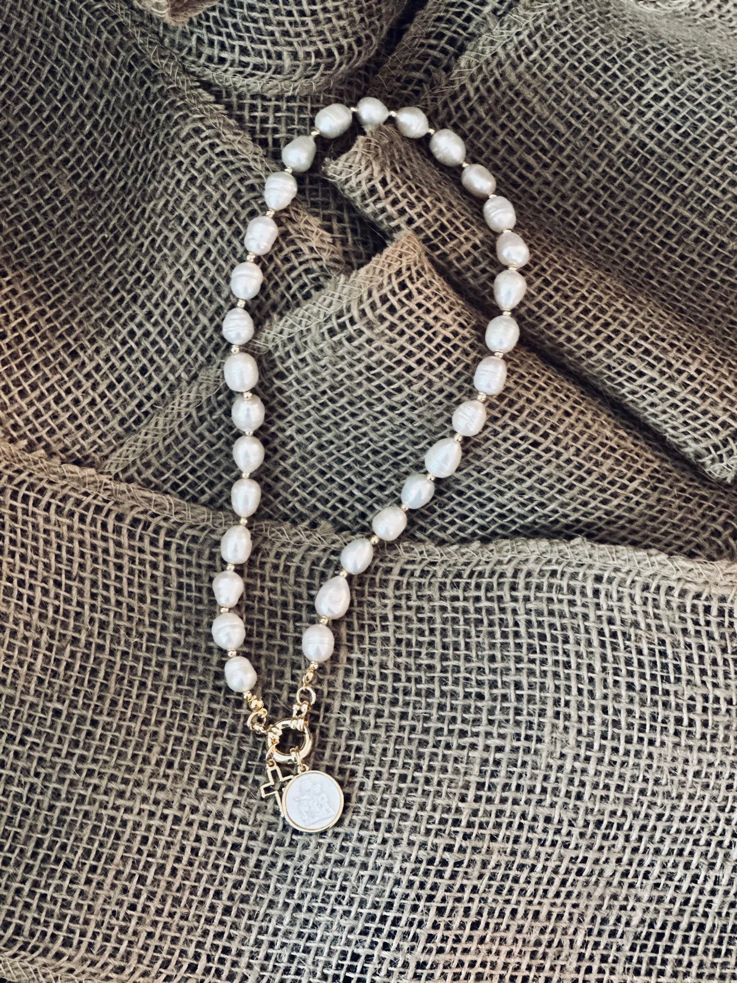 A Collar de Perlas naturales con la medalla de La Virgen del Carmen