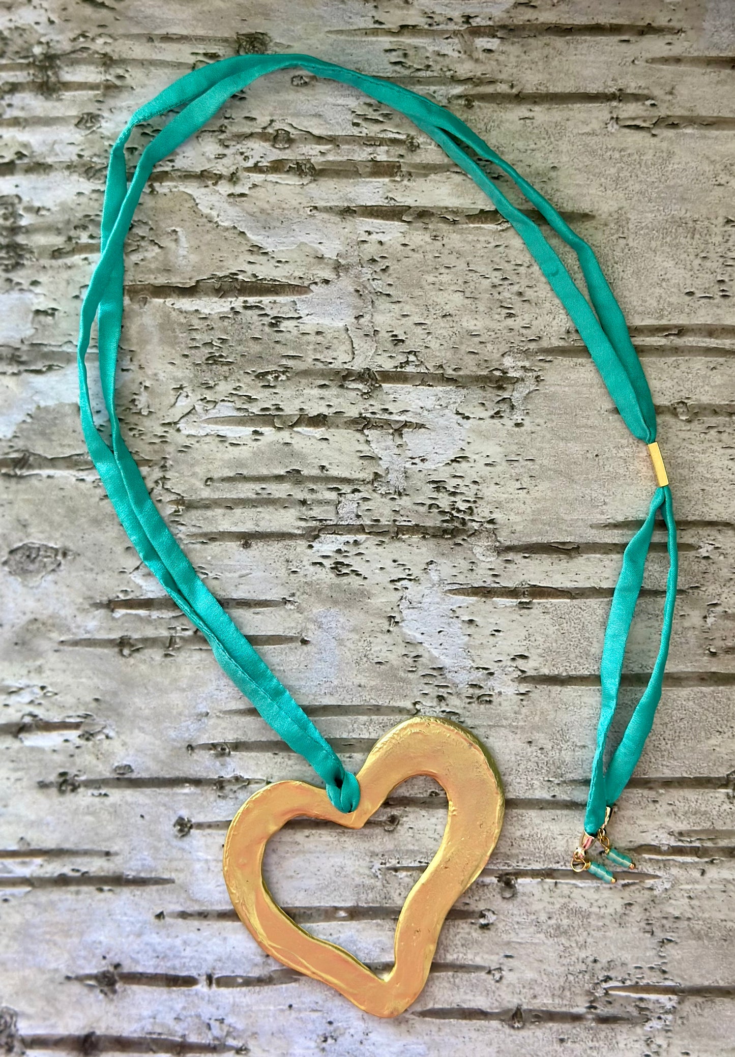 A- Collar cordón  de Seda azul turquesa