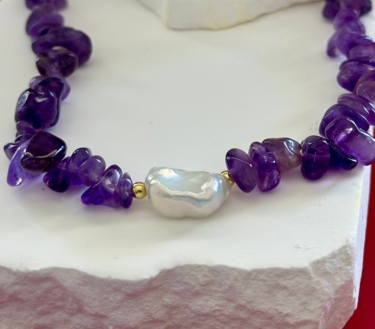 A- Collar en piedra Amatista con Perla natural