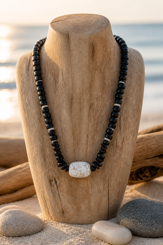 A Collar de cuentas de vidrio negro y piedra natural