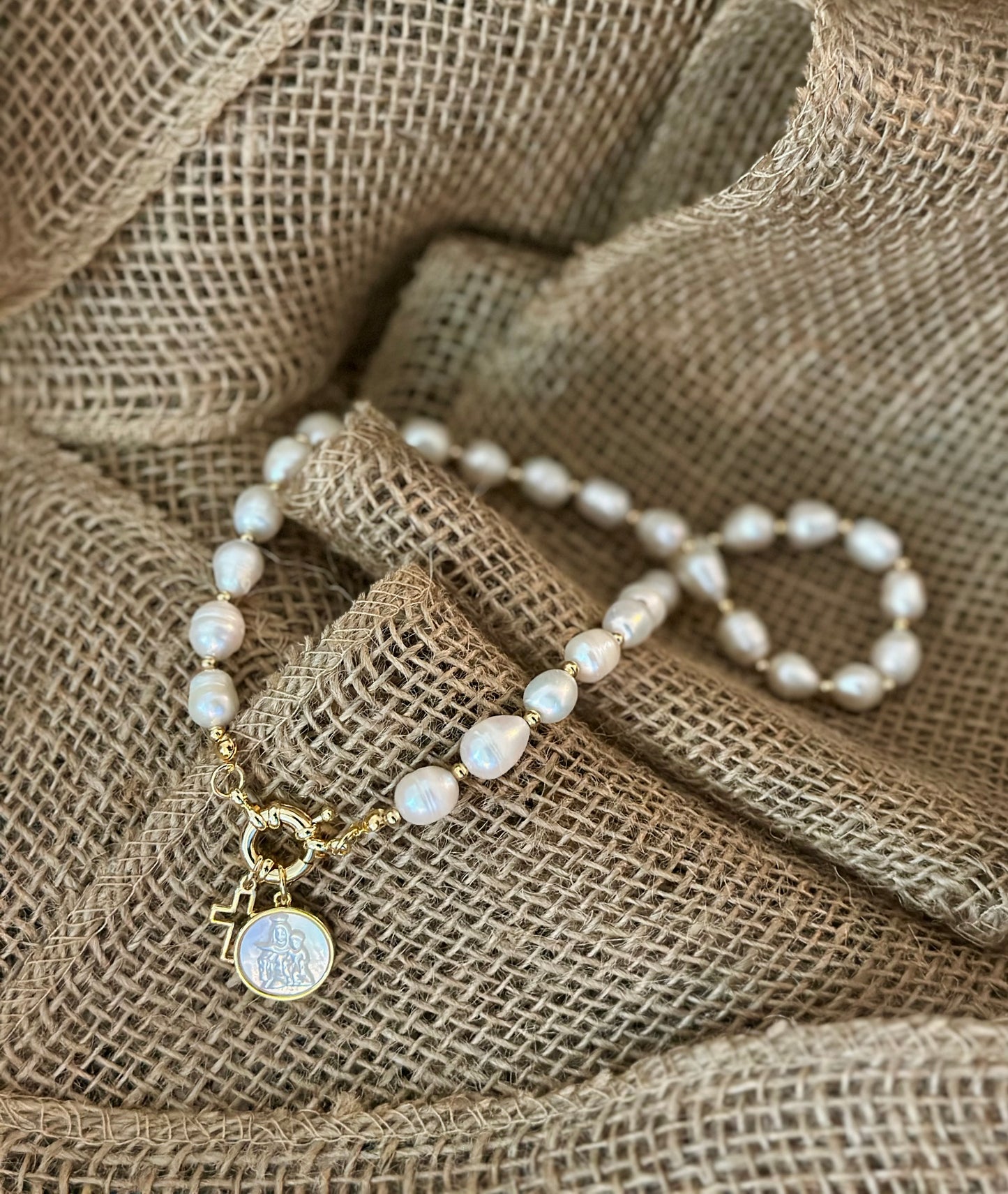 A Collar de Perlas naturales con la medalla de La Virgen del Carmen