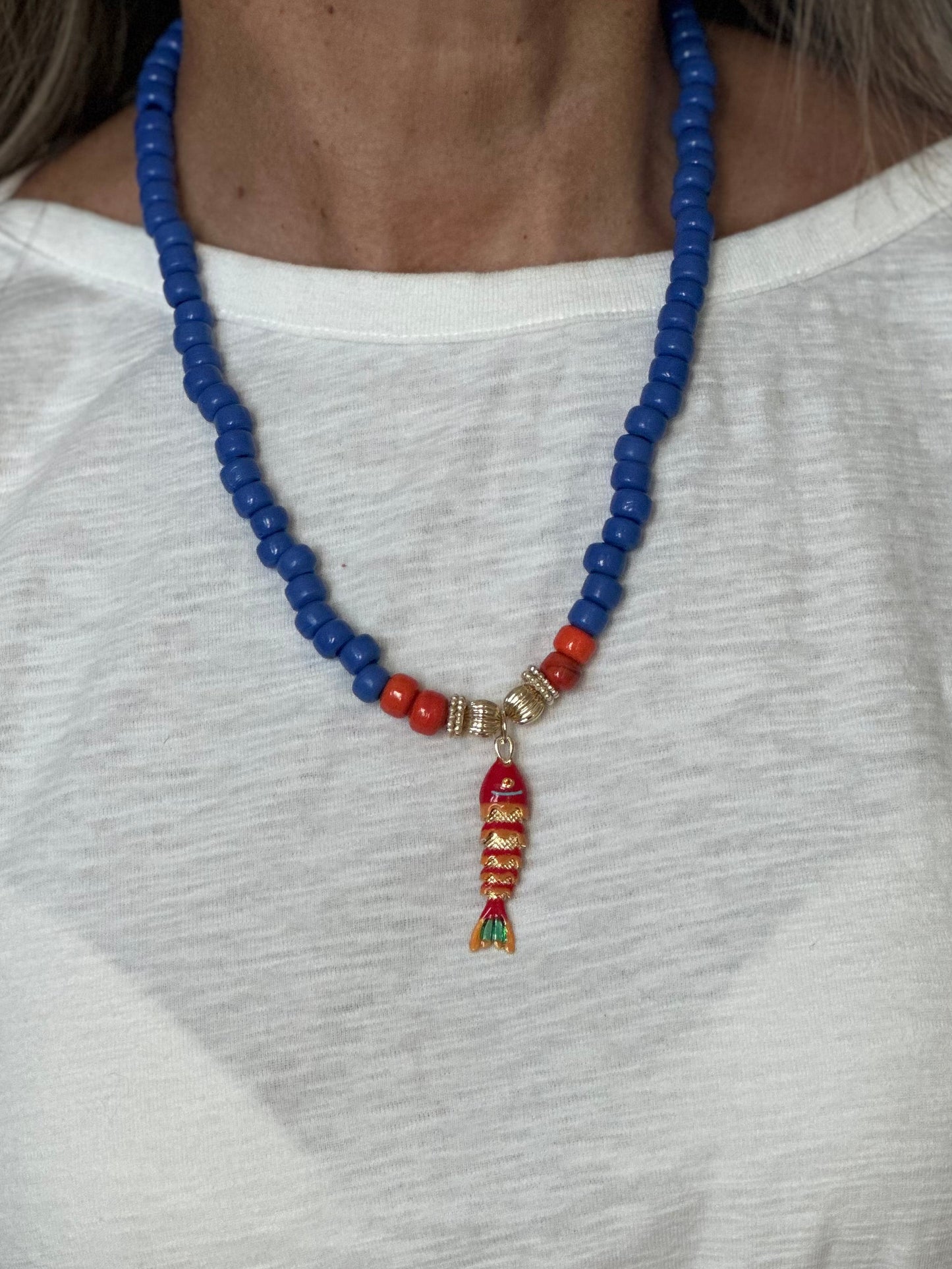 A Collar de Cuentas de Vidrio azul rey con dije de Pez