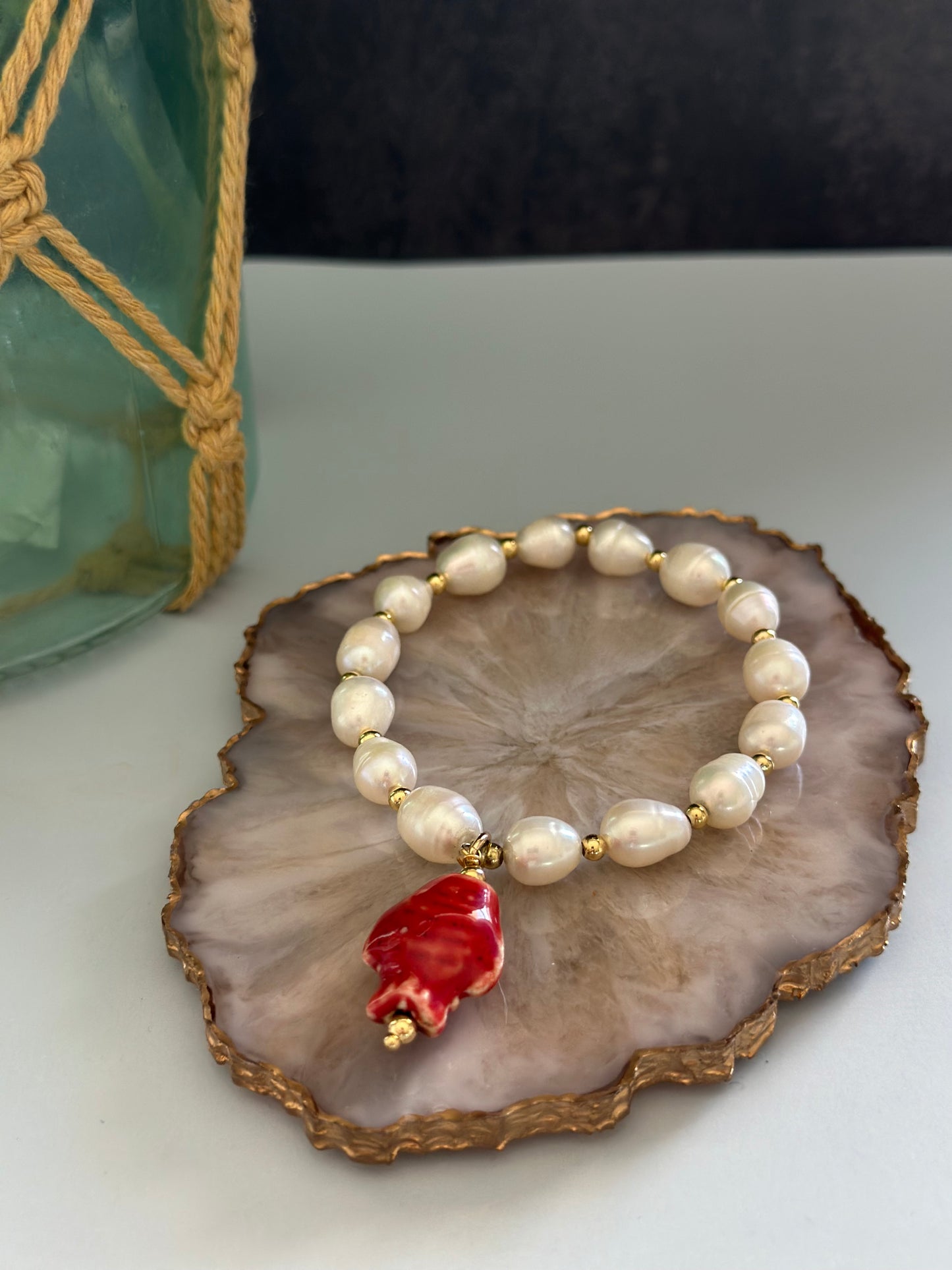 A Pulseras de Perla natural con dije de pez 🐟 de cerámica