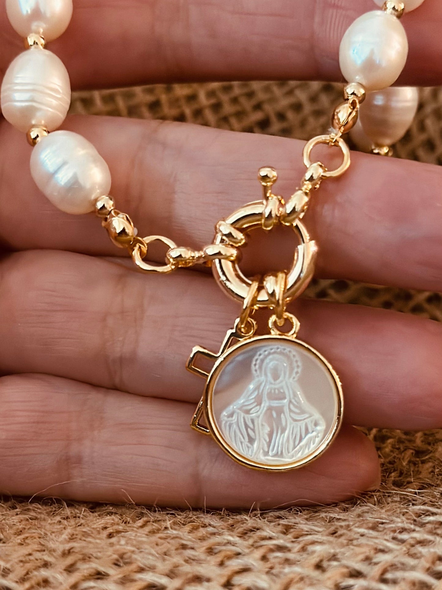 A- Collar de Perlas naturales con medalla de la Virgen de la Milagrosa