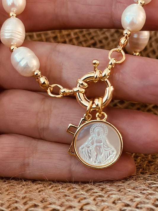 A- Collar de Perlas naturales con medalla de la Virgen de la Milagrosa
