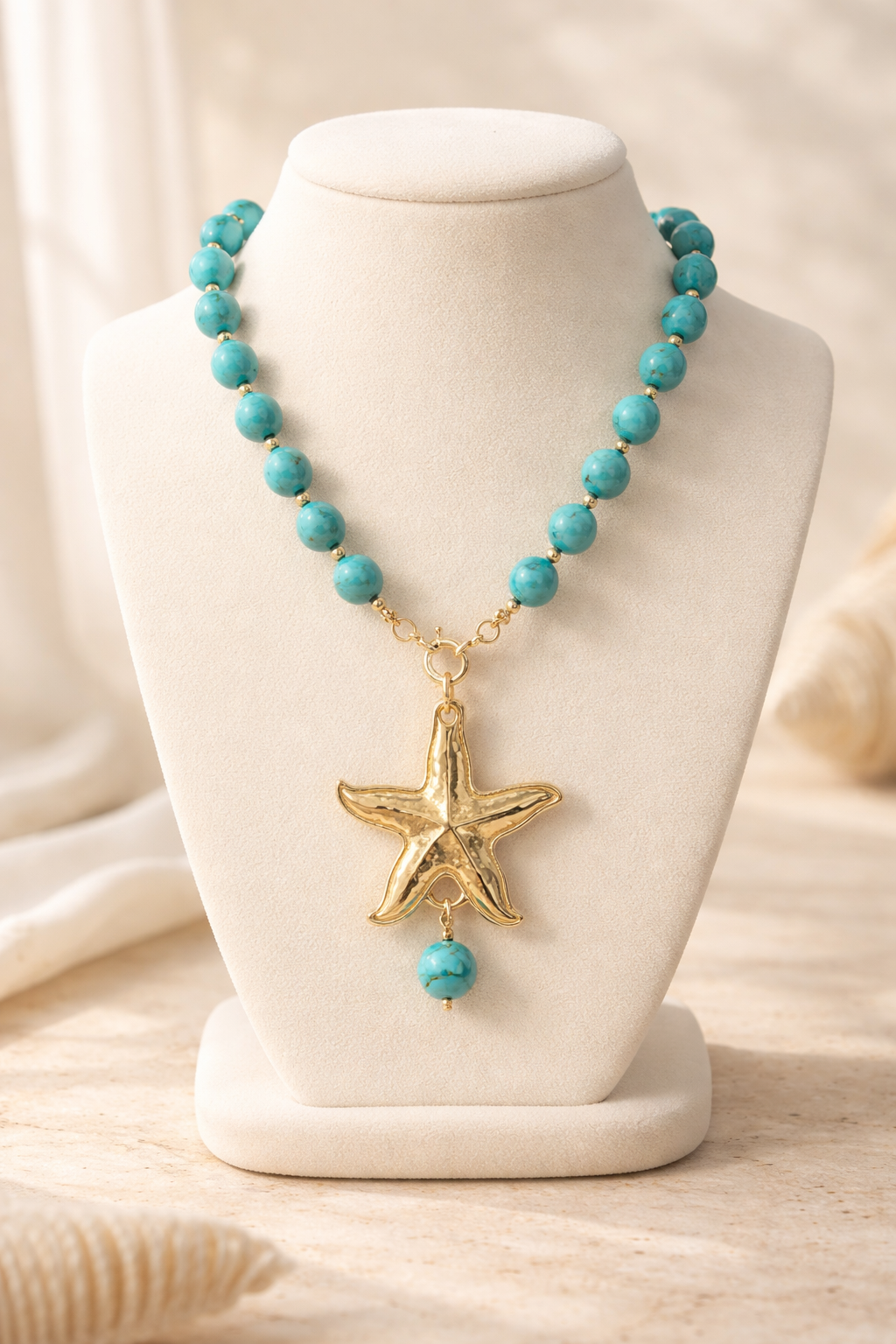 A Collar de piedras Turquesa y dije de Estrella con baño de oro 18k
