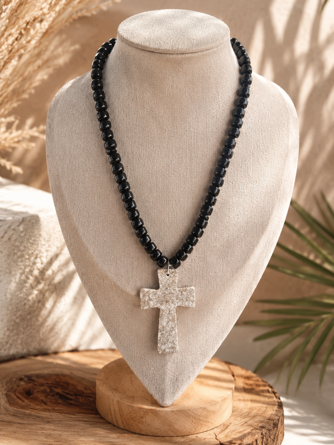 A Collar de cuentas de vidrio negro con Cruz de piedra natural