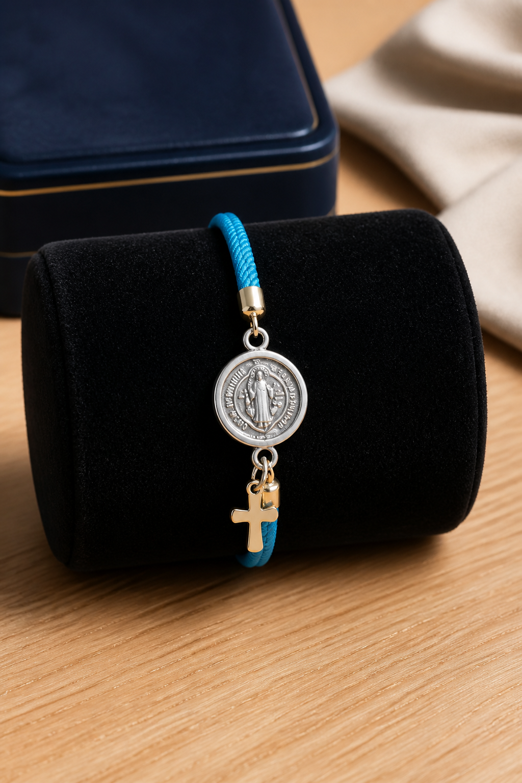 A Pulseras de cordón con dijes de San Benito y Cruz