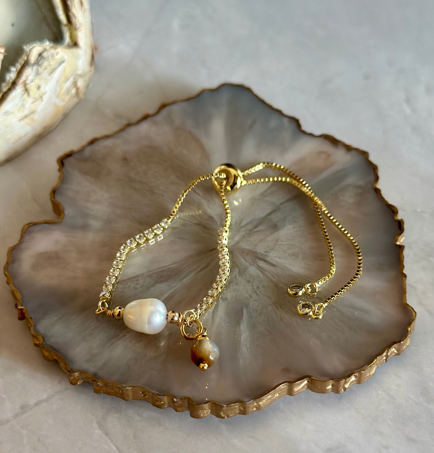 Pulseras en cadenas con dijes de Perlas y piedras