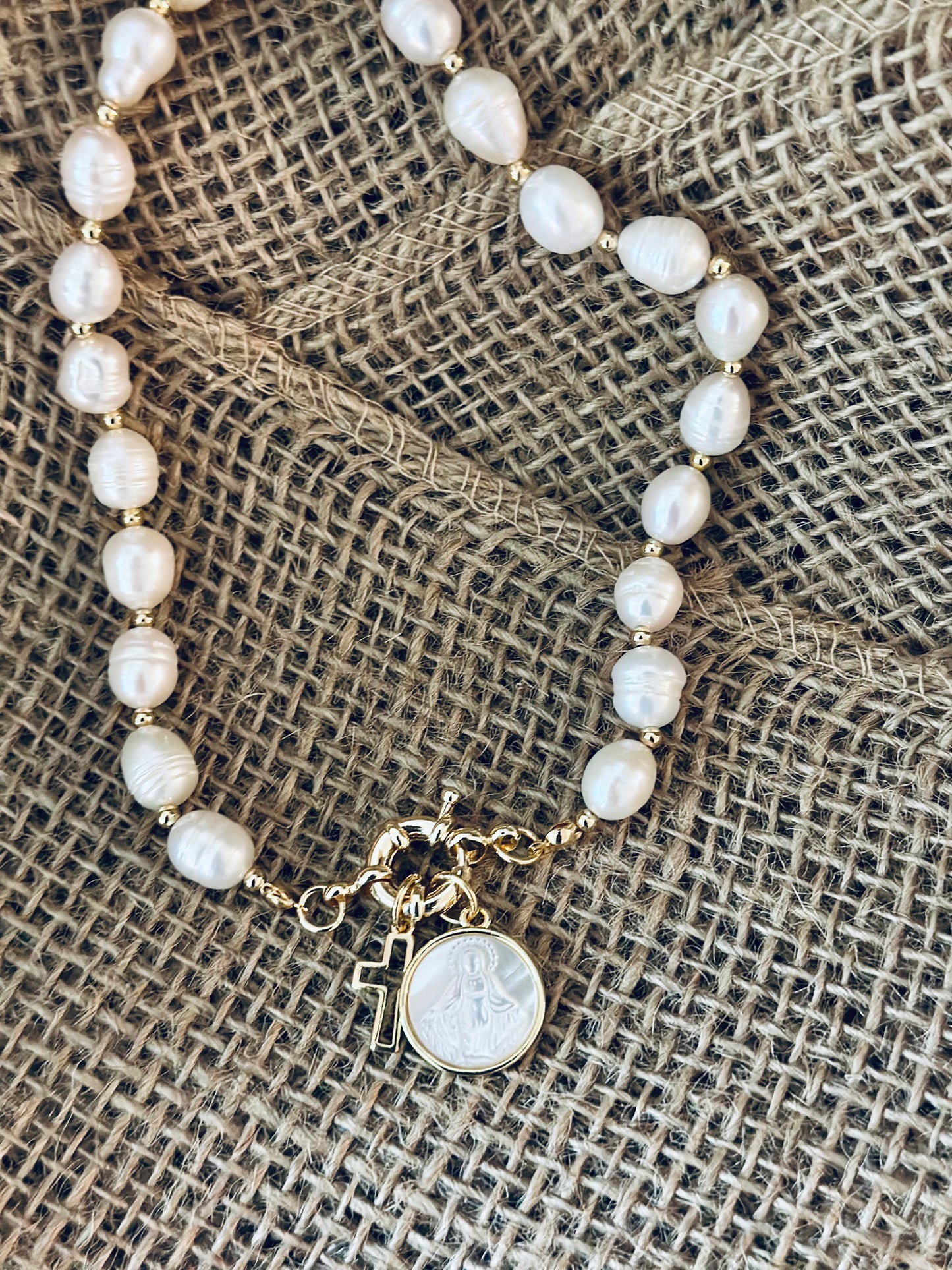 A- Collar de Perlas naturales con medalla de la Virgen de la Milagrosa