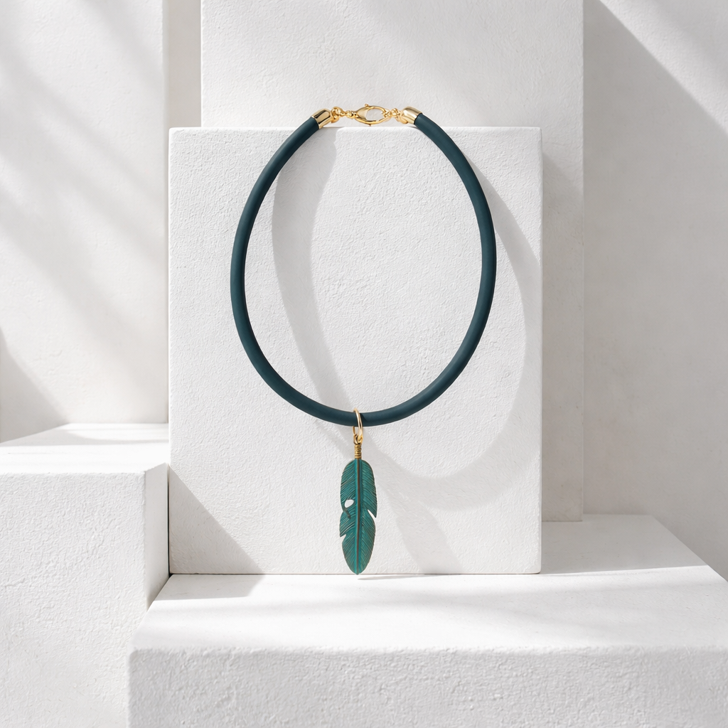 Choker en cuero verde con dije de hoja