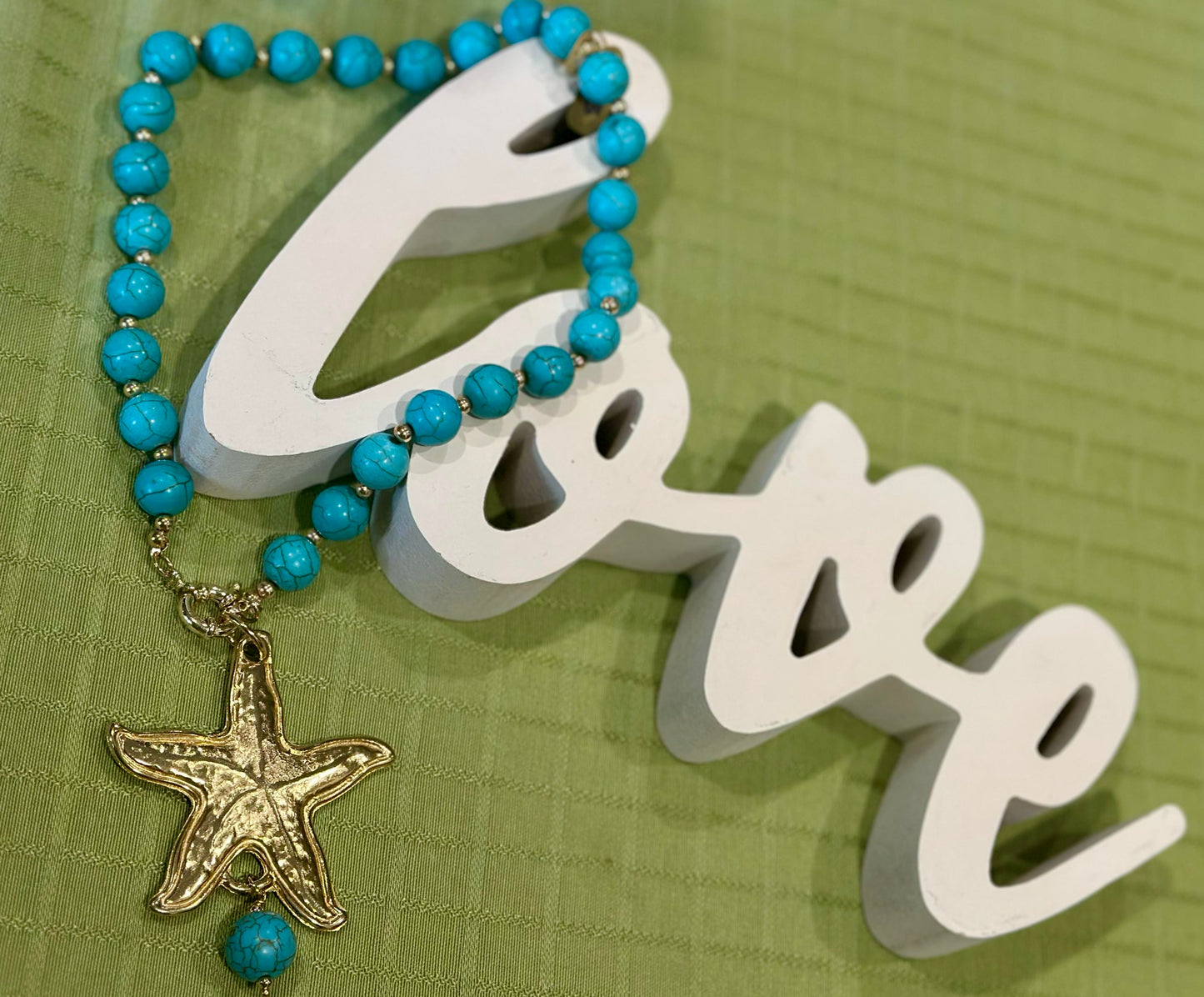 A Collar de piedras Turquesa y dije de Estrella con baño de oro 18k