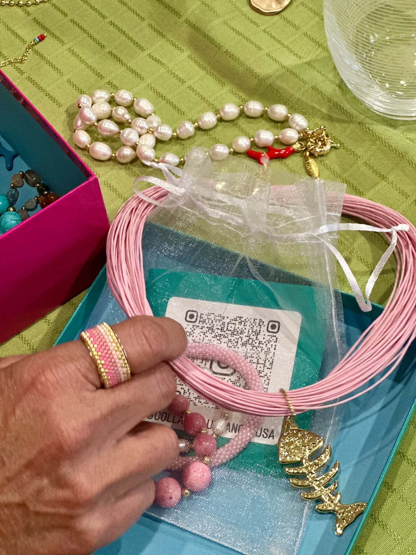 A Collar en mecatillo rosado