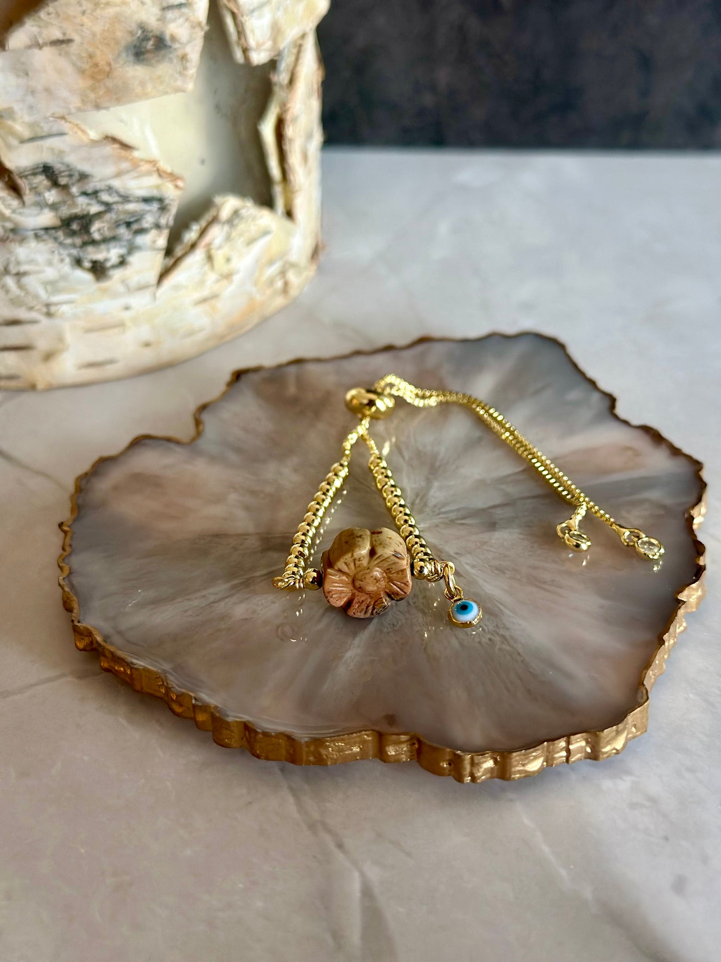 Pulseras en cadenas con dijes variados