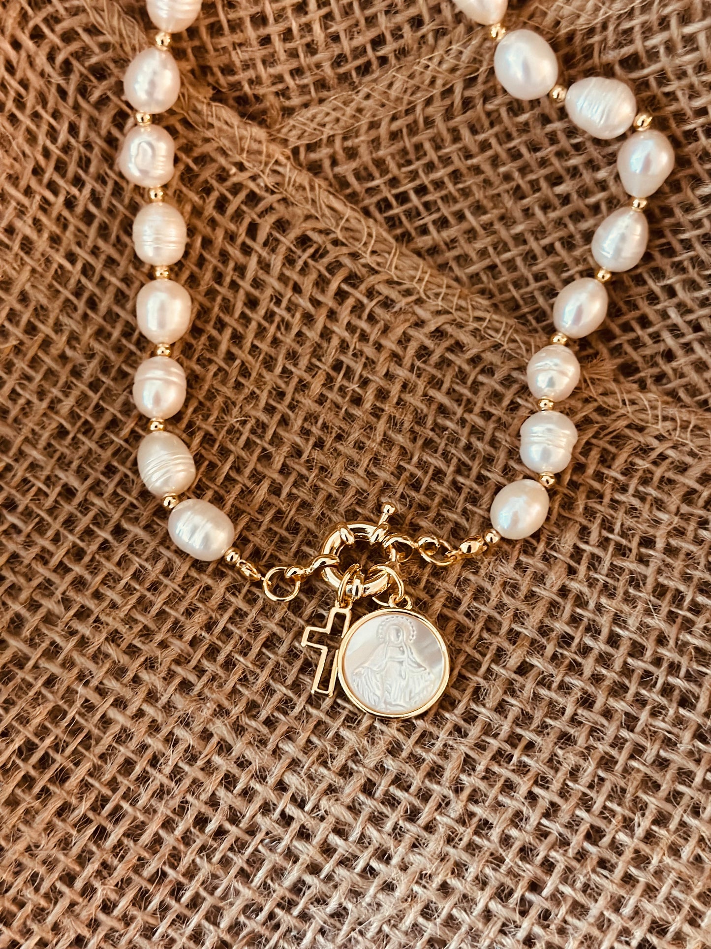 A- Collar de Perlas naturales con medalla de la Virgen de la Milagrosa